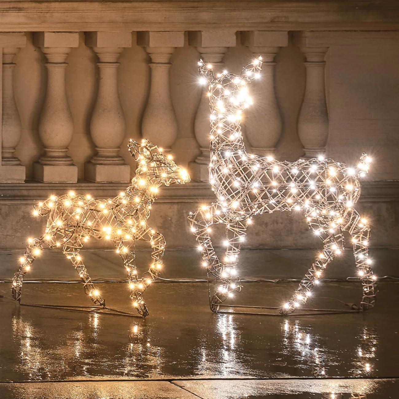 Lights4fun 2er Set Studley Rentier Hirschkuh & Rehkitz | warmweiße & kalte LEDs | Weihnachtsdekoration Hirsch für Weihnachten | für innen und außen | strombetrieben mit Netzkabel [Energieklasse A]