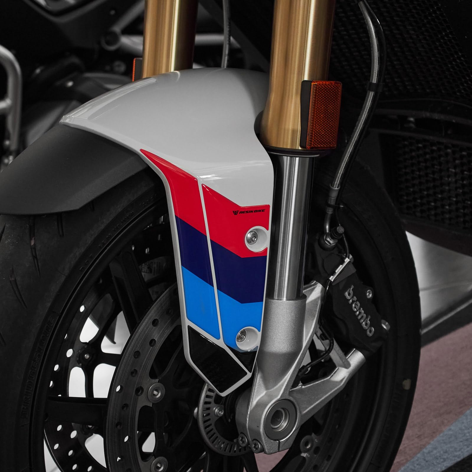 Resin Bike Adesivi Moto Compatibile con BMW F 900 XR 2023-2026. Protezioni Laterali Serbatoio da Urti e Graffi. Adesivi Resinati con Effetto 3D Made in Italy Resin Bike Adesivi Moto Compatibile con BMW F 900 XR 2023-2026. Protezioni Laterali Serbatoio da Urti e Graffi. Adesivi Resinati con Effetto 3D Made in Italy