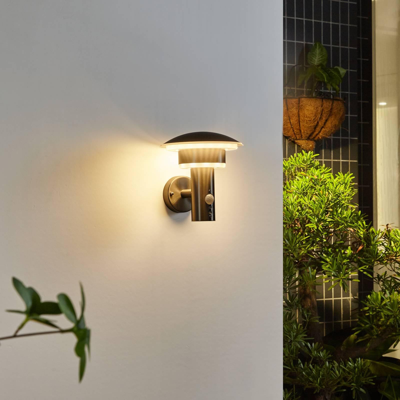 Lindby LED Wandlampe/Wandleuchte außen mit Bewegungsmelder, Edelstahl Kunststoff spritzwassergeschützt IP44 8,1W Außenleuchte
