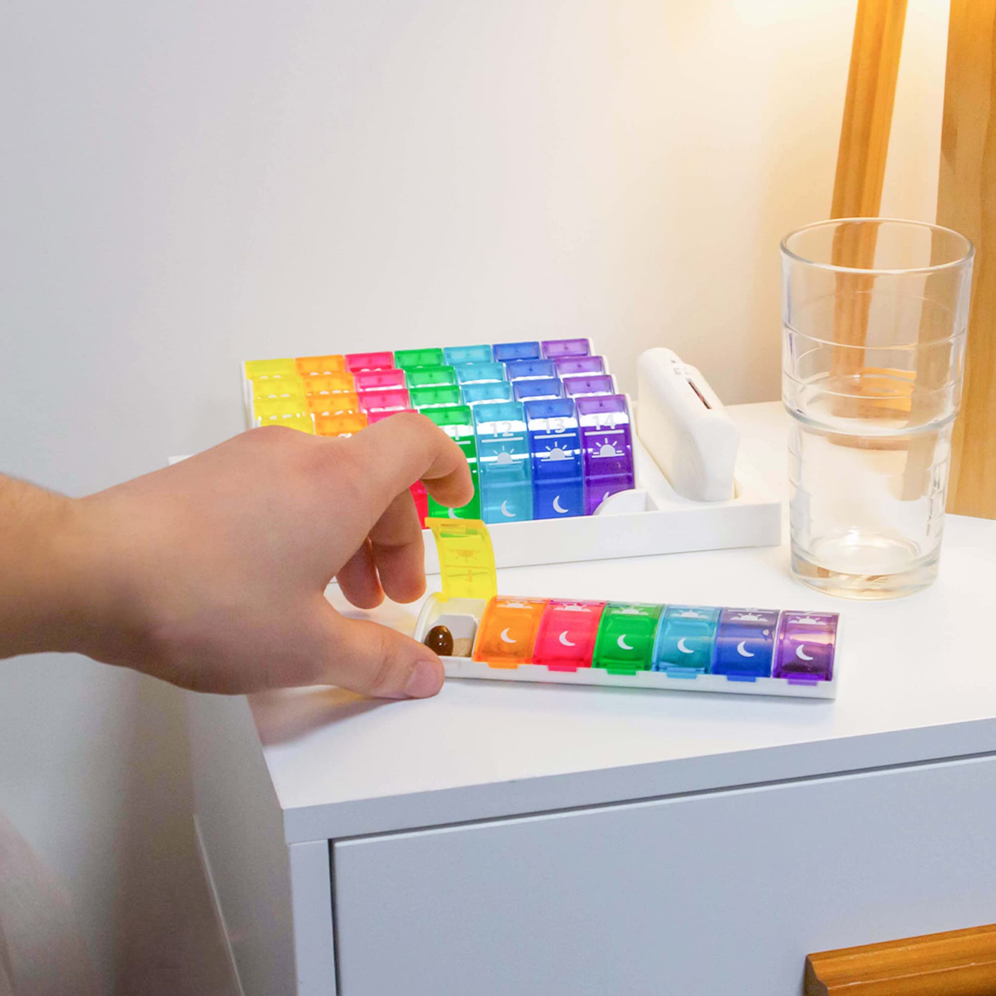 Anabox – Monats-Pillendose mit 2 Fächern pro Tag – Medikamenten-Organizer für 31 Tage morgens und abends – 5 herausnehmbare Wochenboxen – Inklusive Tablettenteiler – Robust und Praktisch – BPA-frei