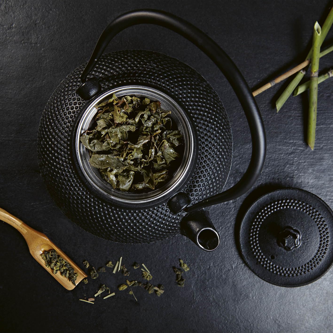 Lumaland Set de thé 12 pièces | Théière en fonte Tetsubin de 1,4 litre, réchaud en fonte, 4 tasses à thé & 4 dessous de verre, avec cuillère doseuse en bambou & passoire en acier inoxydable