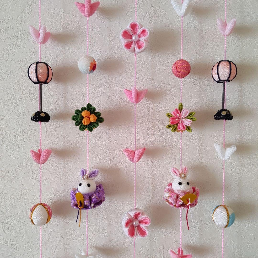 ちりめん細工　お花とまりとうさぎ雛の壁掛け下げ飾り(9下げ) ちりめん細工 お花とまりとうさぎ雛の壁掛け下げ飾り ちりめん細工