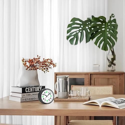 Miniatura 8 de DTKID Reloj despertador analógico de 3.27 pulgadas, pequeño reloj analógico de viaje con pilas, silencioso, sin tictac, con luz nocturna,