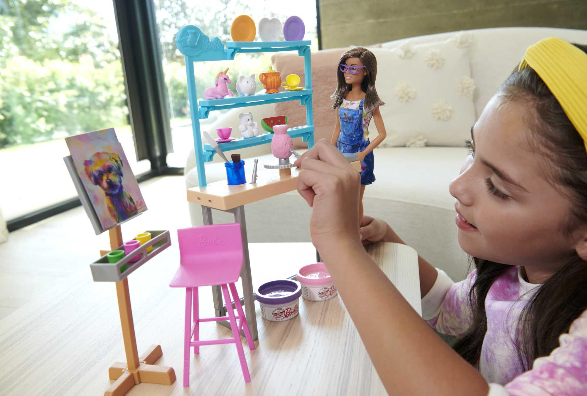 Barbie Relax And Create Atelier - Playset con Bambola e Plastilina per Vasi e Pittura - 25+ Accessori - Alta 29 cm - Regalo per Bambini 3-7 Anni, HCM85