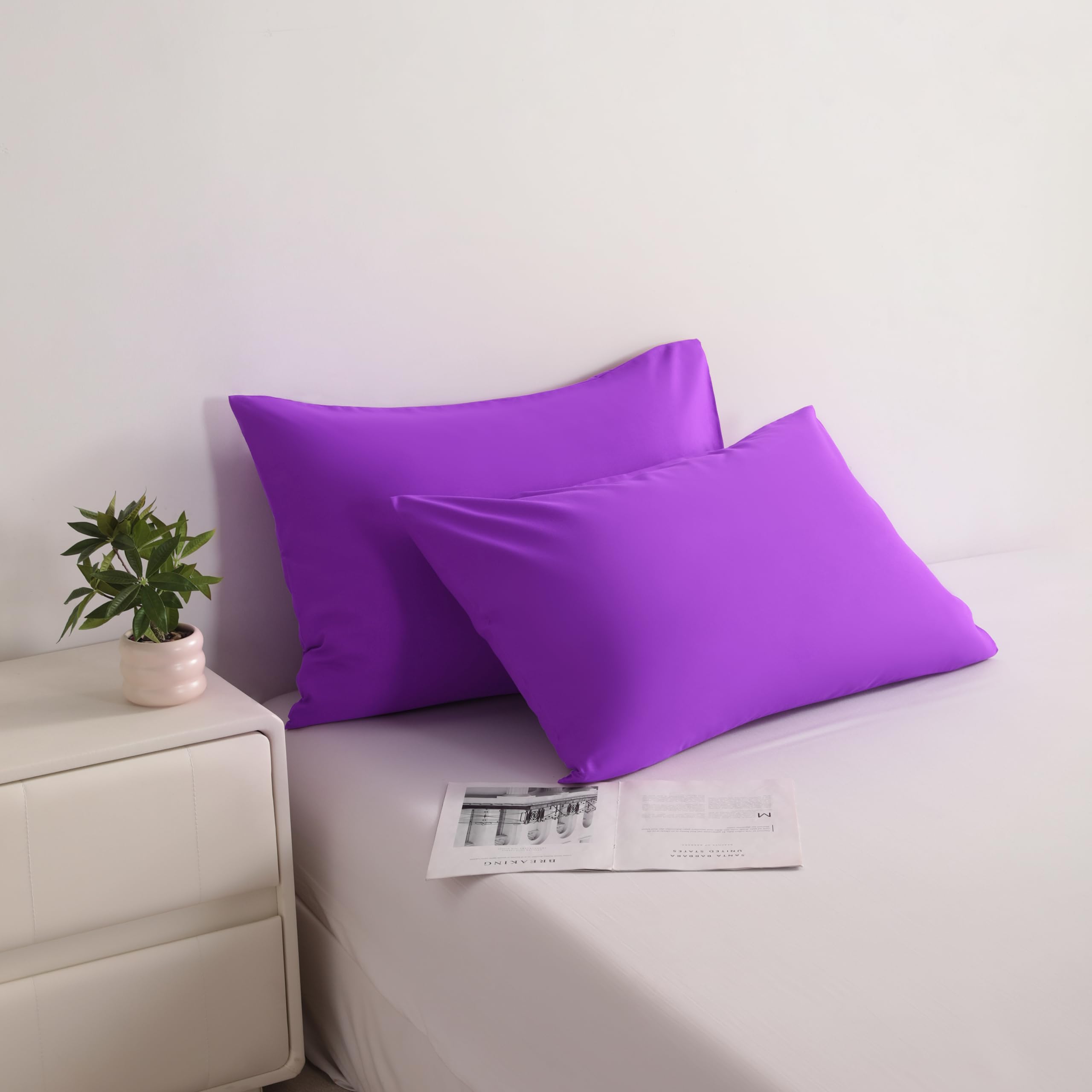BEDSUM Juego de 2 fundas de almohada de microfibra tamaño Queen, suaves, resistentes a las arrugas y de fácil cuidado con cierre de sobre, 20 x 36 pulgadas, color morado