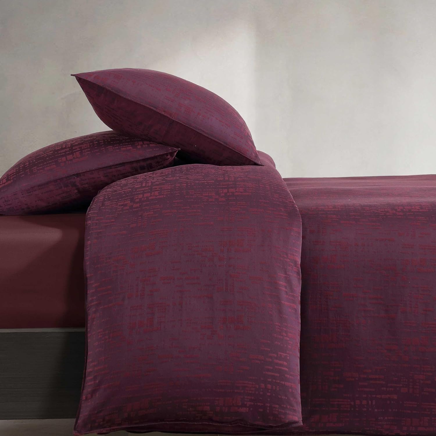 Calvin Klein - Queen Duvet Cover Set, Soft Textured Cotton Bedding with Button Closure, 3 Piece Bed Set with Matching Pillowcases (Linear Circuit Red)