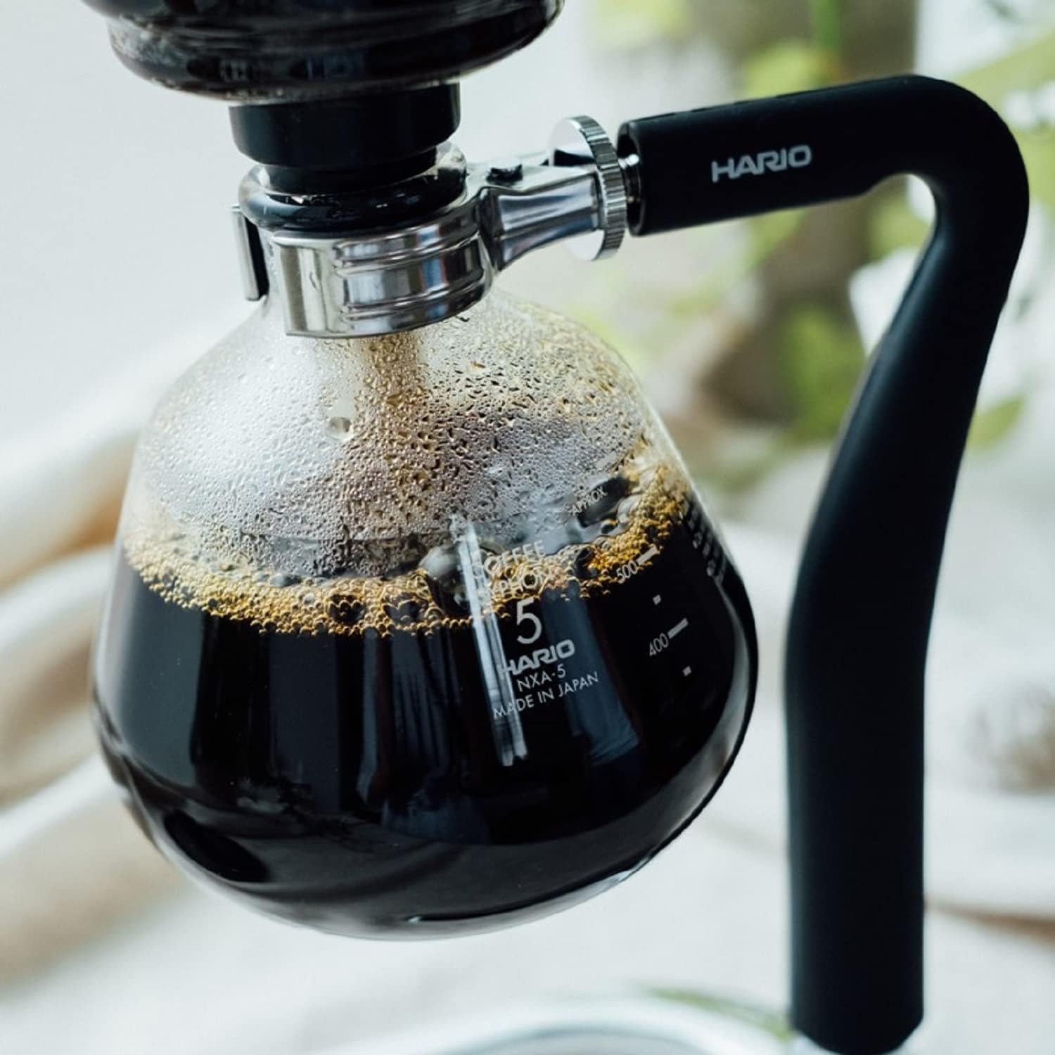 Hario NXAR-5 Coffee Siphon with brewed coffee in lower chamber