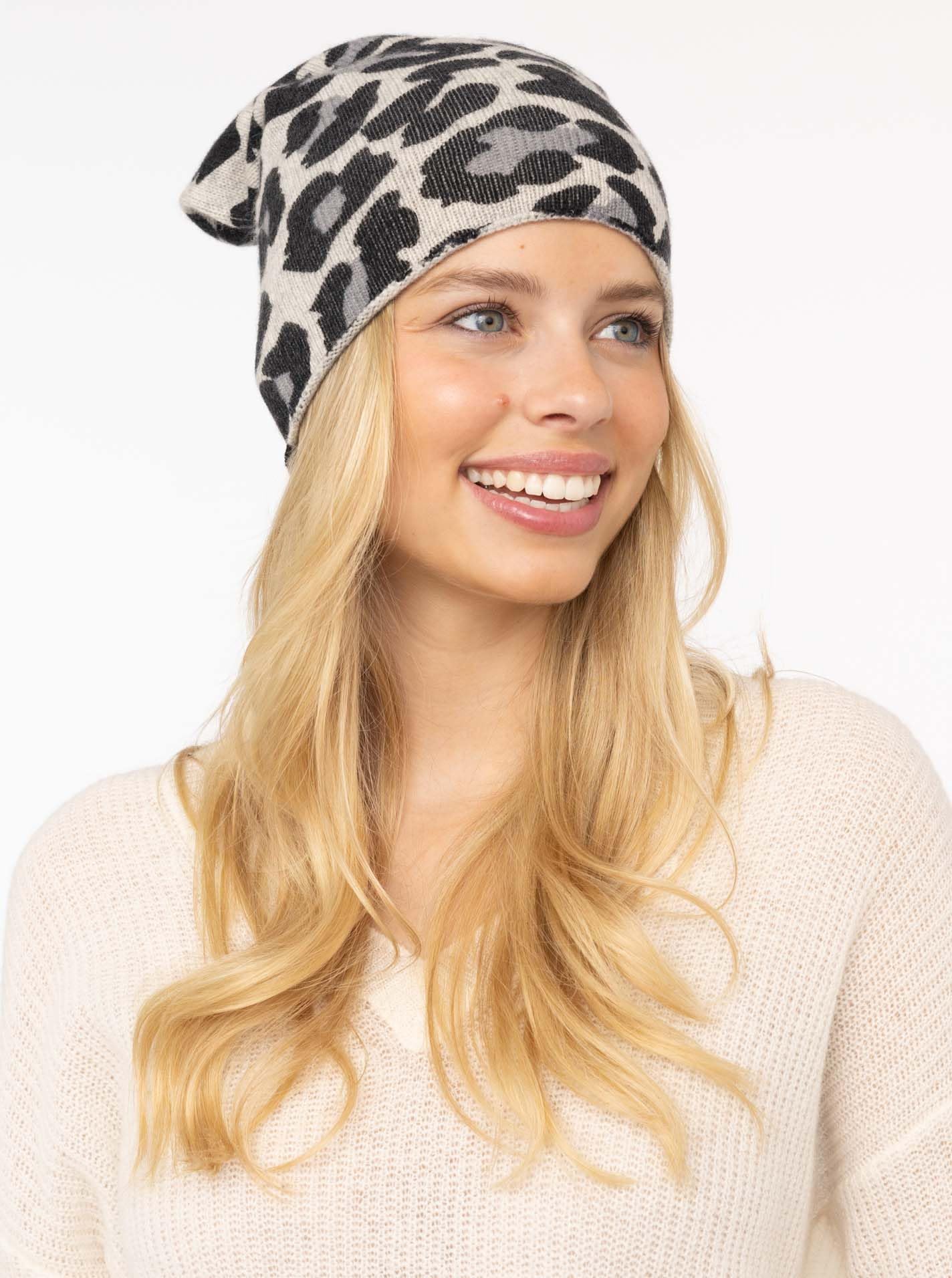 Zwillingsherz 100% Kaschmir Umschlag-Mütze mit Leo-Muster – Strickmütze – Hochwertige Wintermütze One Size – Weiche & warme Beanie für Damen – Premium Qualität für Herbst, Winter & Frühling