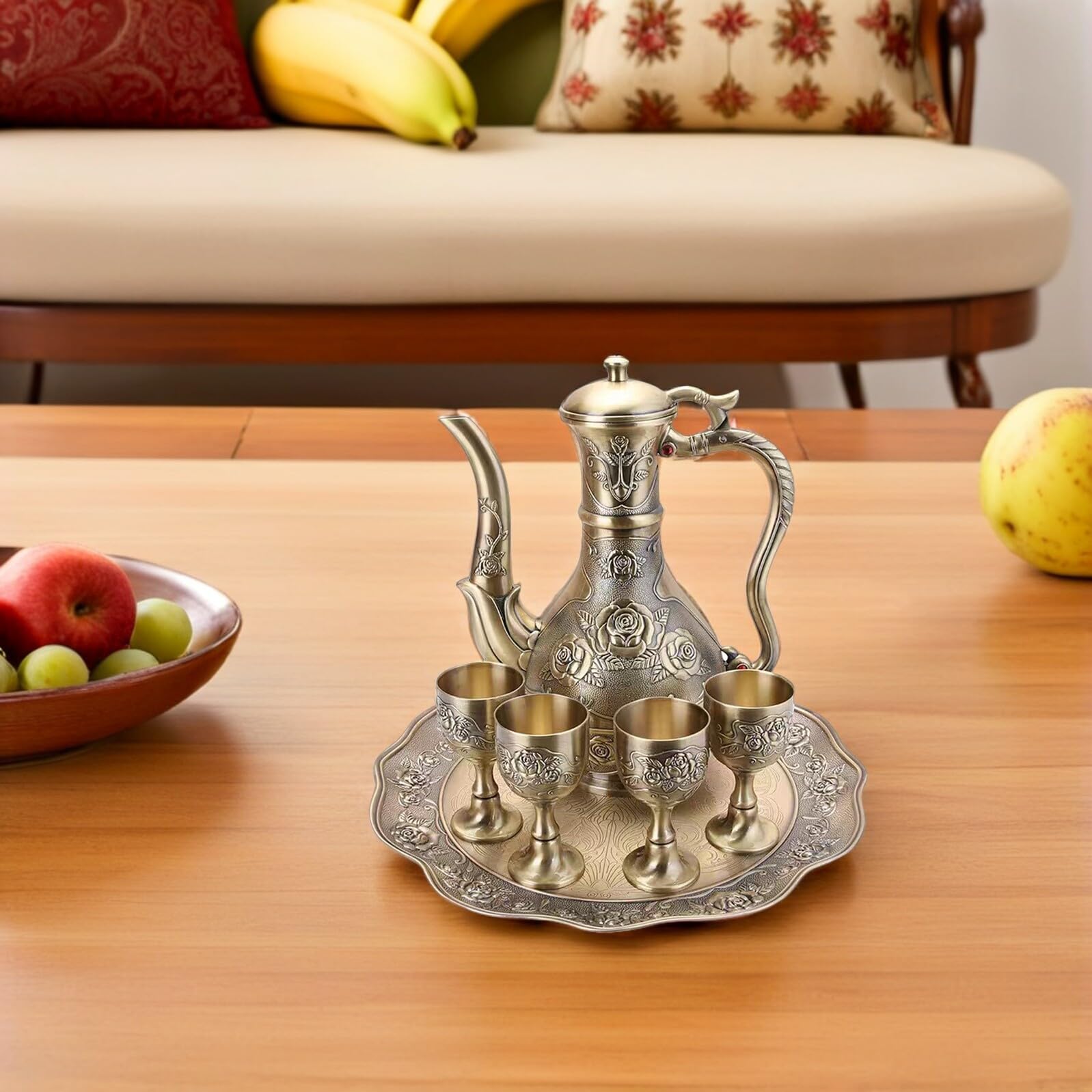 Vino Vintage in Metallo Bronzo Antico con Caraffa Bicchieri e Vassoio Resistente Design Inciso Floreale per Casa Bar Feste ed Eventi Eleganti