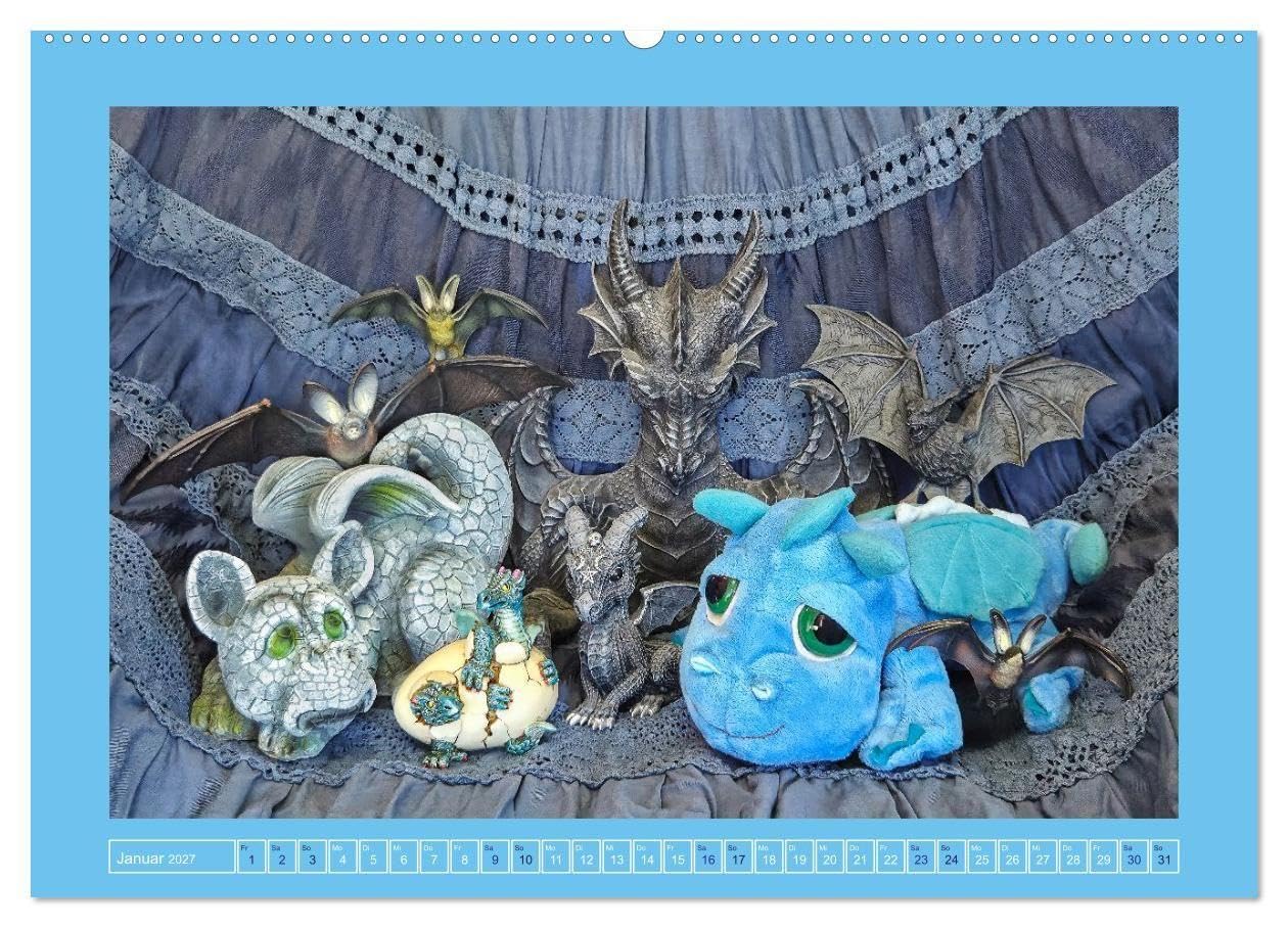 Kuschelige Besucher - unterwegs mit Stoff-Fledermäusen (hochwertiger Premium Wandkalender 2027 DIN A2 quer), Kunstdruck in Hochglanz: Dunkelbunte Abenteuer mit Biss (CALVENDO Hobbys)