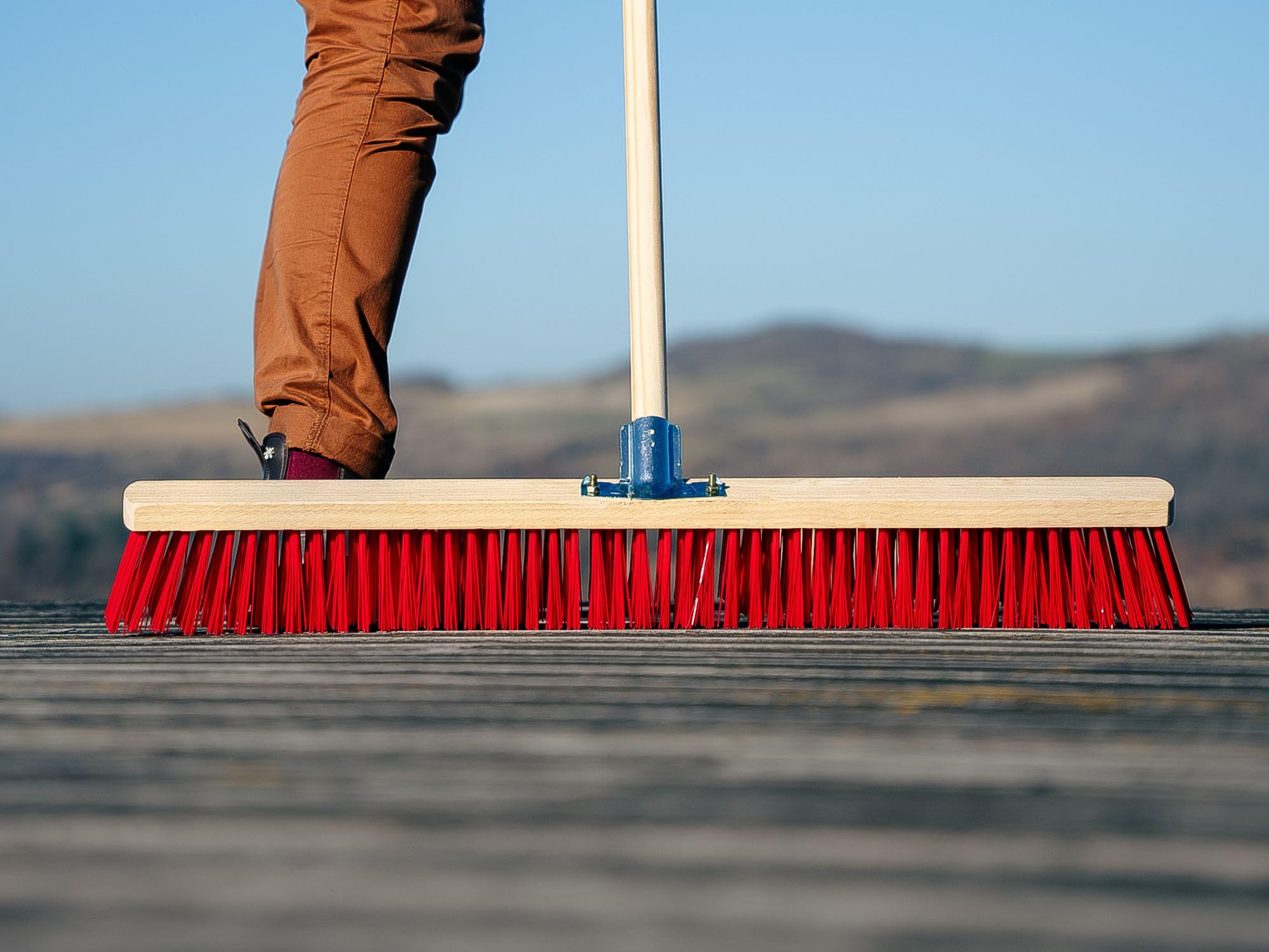 Balai d'atelier Type cantonnier | Piste Extérieur | Longueur 80 cm | Garnissage Brosse PVC Rouge | Semelle Bois | Douille métal boulonnée Ø 28 mm | avec Manche | Kibros 2380BM