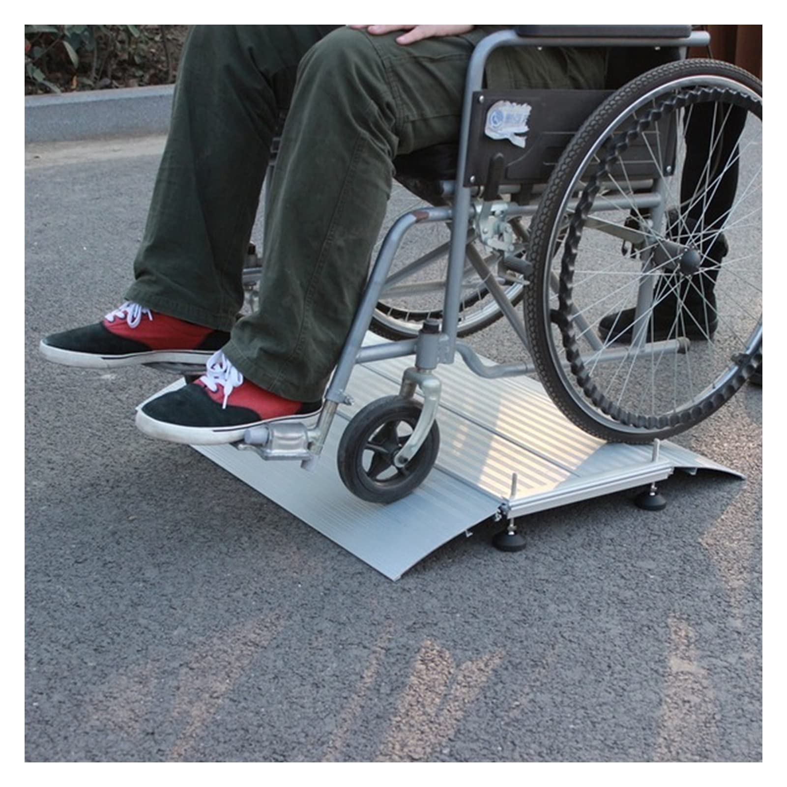 Aluminiowa rampa do wózków inwalidzkich na drzwi, przenośna rampa antypoślizgowa, regulowana rampa progowa do drzwi mostowych, obciążenie 200 kg (kolor: 70 x 74 x 6 cm)