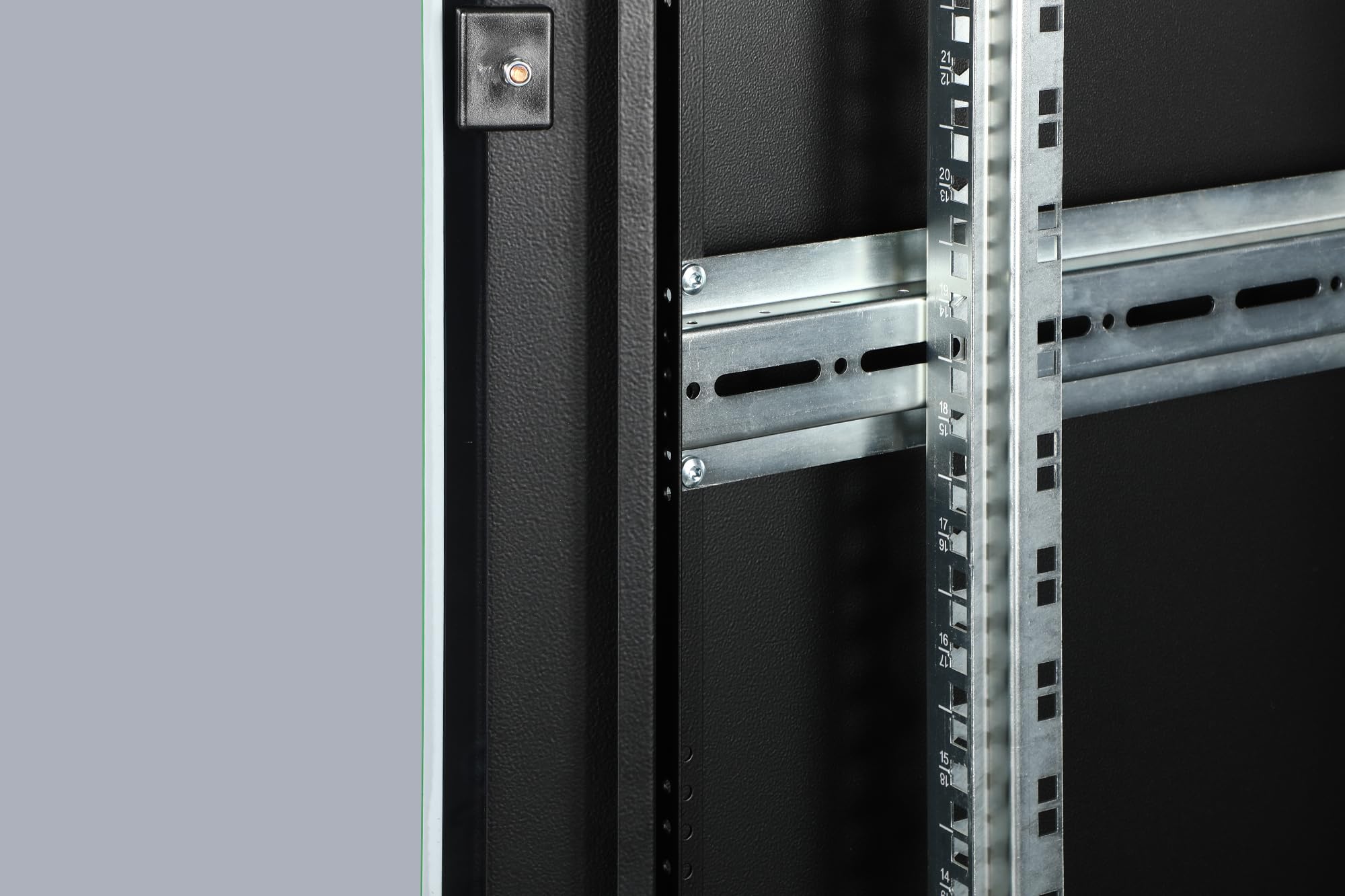 DIGITUS Armario de red – Rack de 19 pulgadas – 32U – 60 x 60 cm – Profundidad útil 54,3 cm – Capacidad de carga 1200 kg – Independiente – Puerta de cristal – IP20 – Serie Unique – Negro
