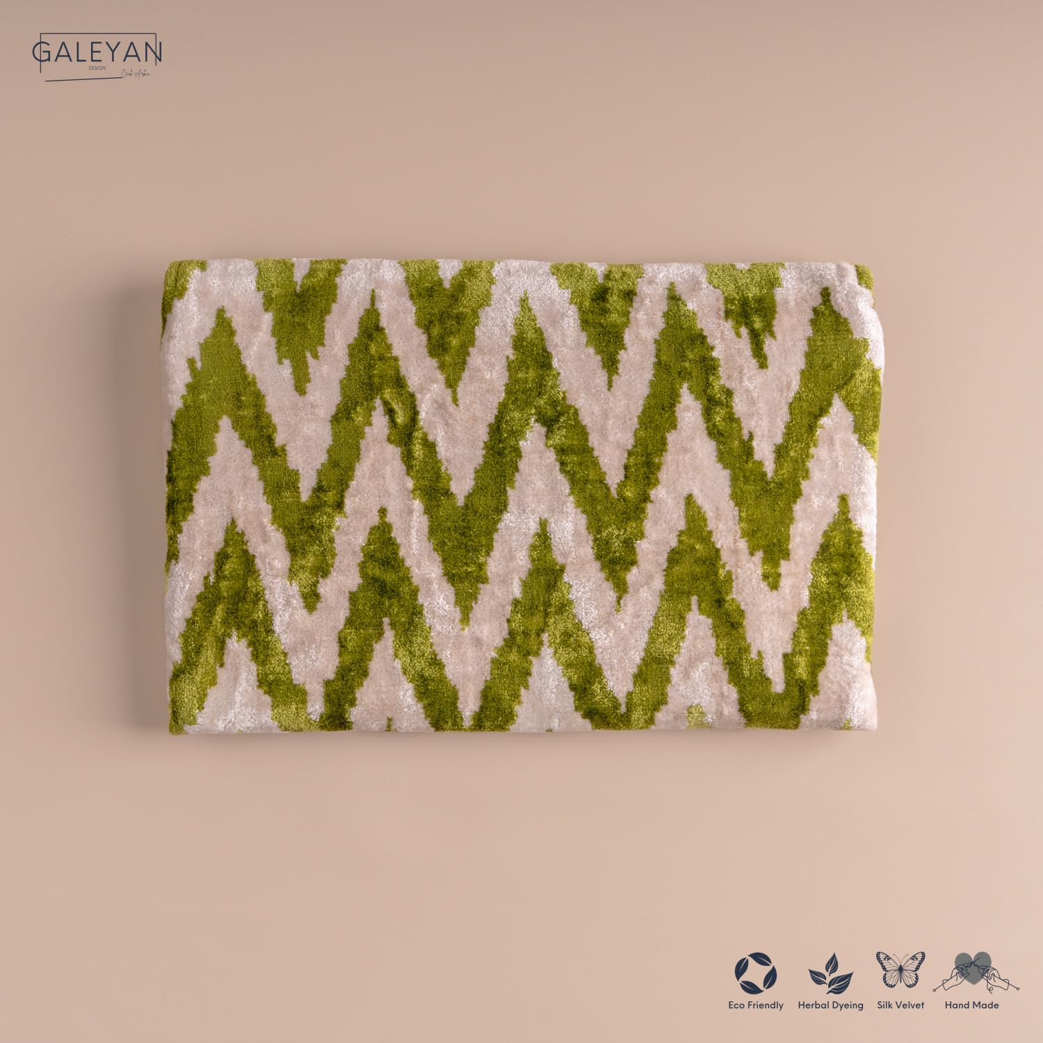 Bolso Ikat de terciopelo de seda hecho a mano, estilo sobre, diseño bohemio, patrón étnico, opción de correa de cadena, bolso de mano de fiesta de noche, bolso de mano premium, blanco roto