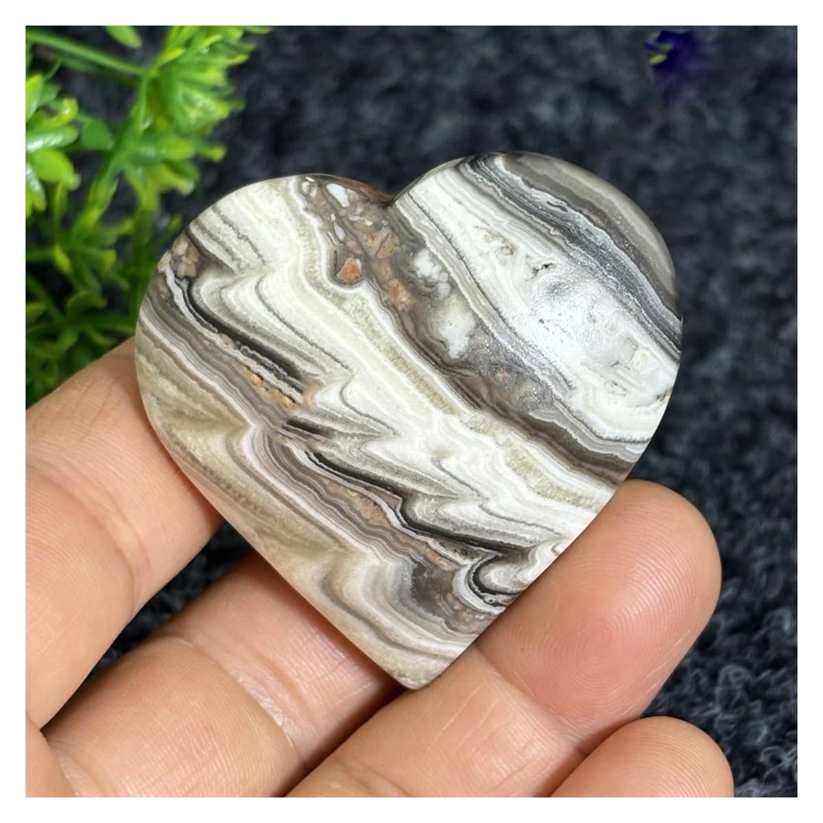 Piedra de cristal corazón estriado con soporte para solucionar estanterías vacías y sin vida