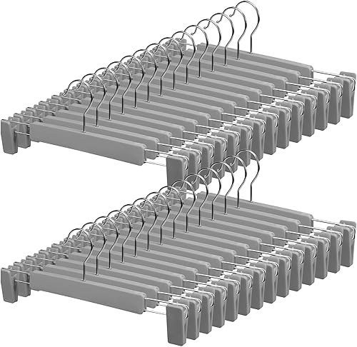ZOUTOG - Paquete de 30 perchas para pantalones, perchas de plástico para faldas que ahorran espacio con clips ajustables, perchas antideslizantes