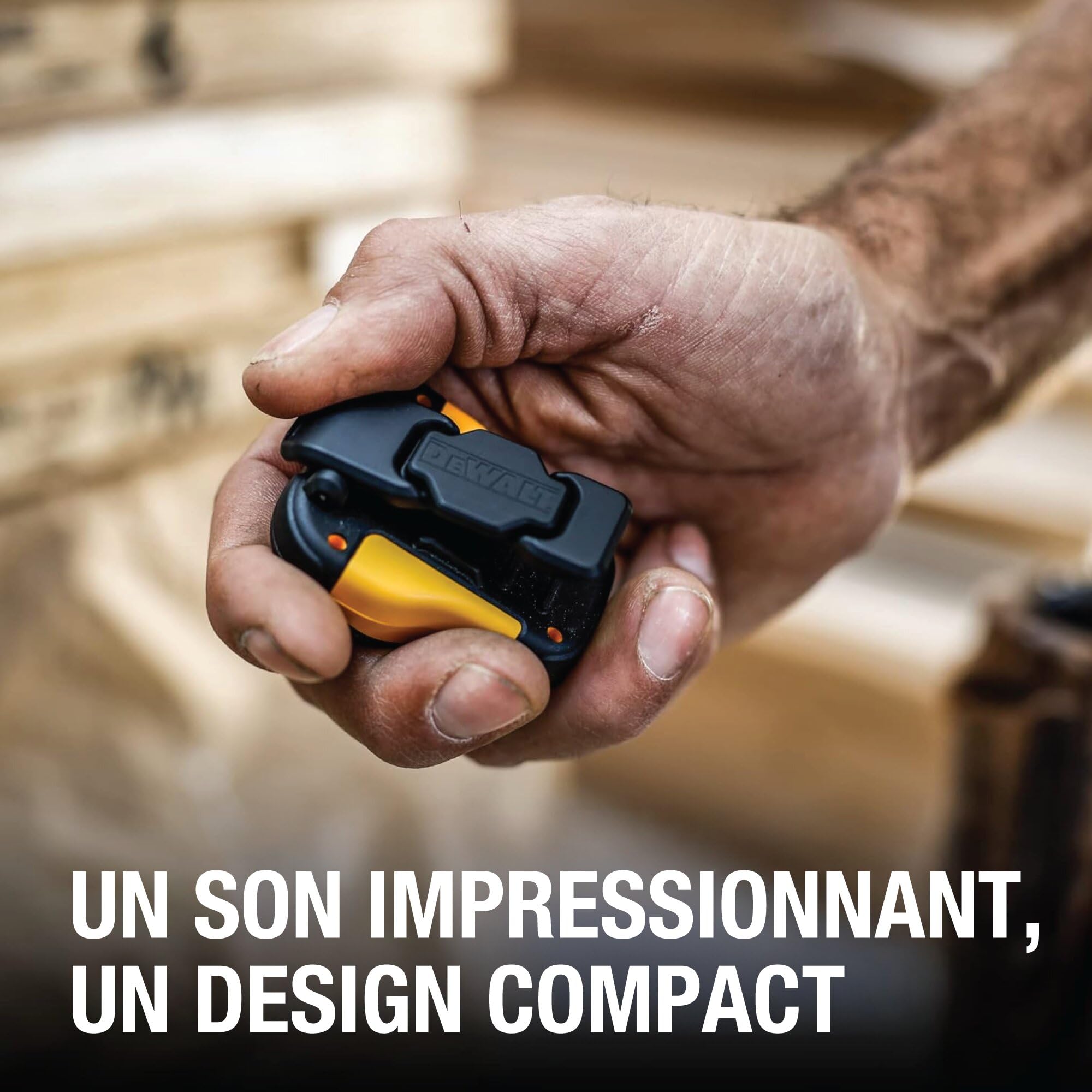 DEWALT Enceinte Bluetooth Portable Enceinte Bluetooth sans Fil avec Clip magnétique — Enceinte Portable étanche Jobsite Pro — Microphone intégré pour Une Utilisation Mains Libres, Jaune