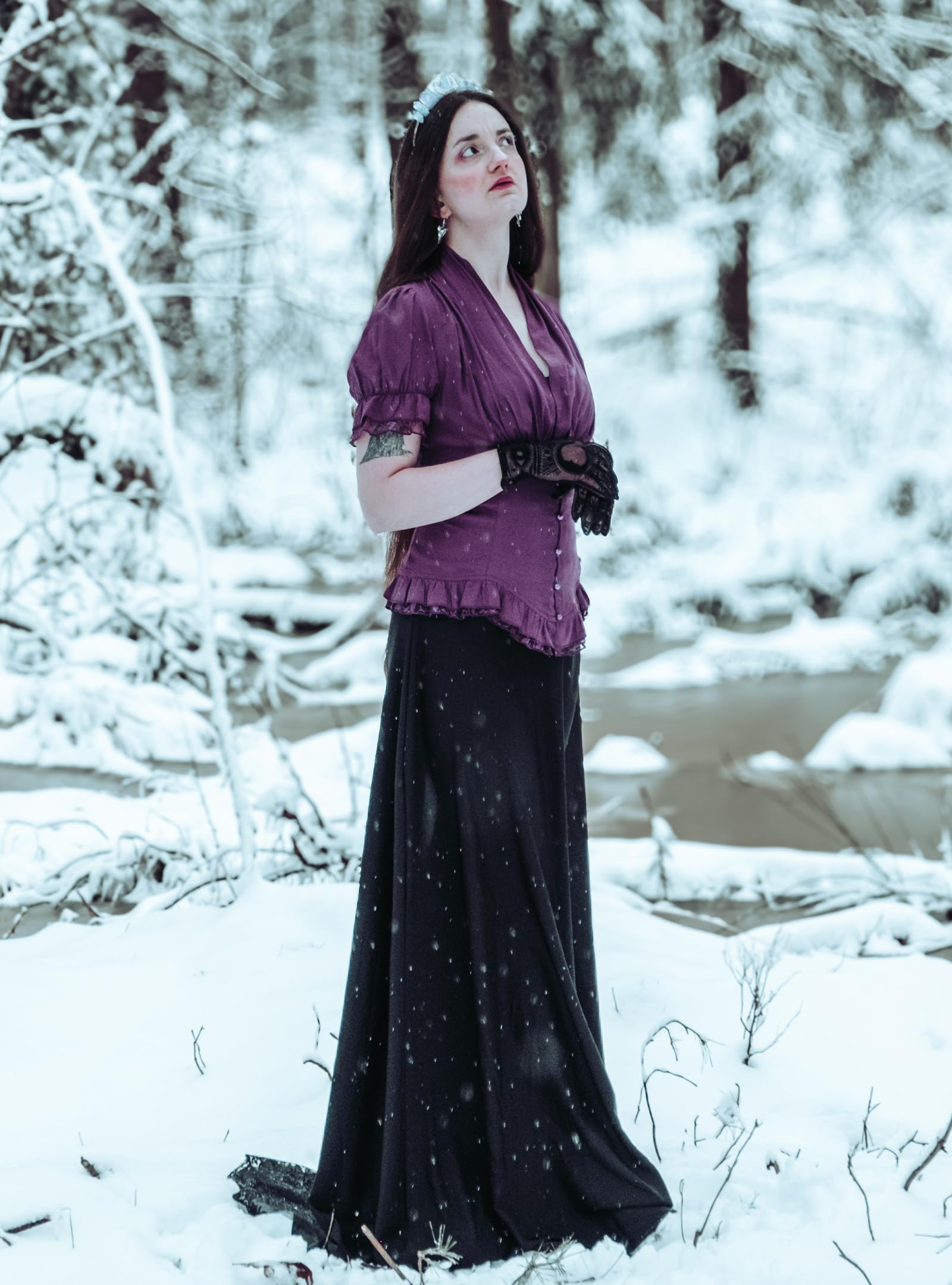 Scarlet Darkness Damen-Bluse, Kurzarm, Viktorianischer Stil, elegant, Schößchen, Oberteil mit Schnürung | Ideal für Ren-Faire, Piratenfest, Büro, Business, Alltag. V-Ausschnitt, Button-Down, Schnürung hinten, Spitzen-Patchwork