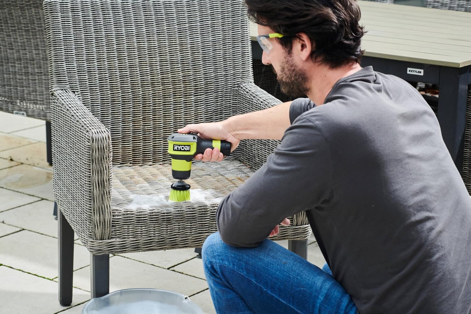 RYOBI 2-biegowa szczotka litowa USB 4V Idealna do łatwego czyszczenia zlewozmywaków, kabin prysznicowych - W zestawie z 1 wielofunkcyjną szczotką 50 mm i 1 baterią litową USB 4V 2,0 Ah - RSCR4-120G