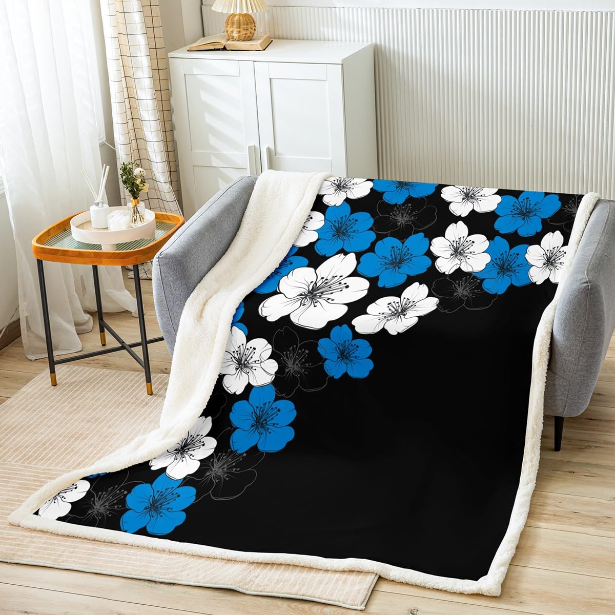 Loussiesd Coperta in pile Sherpa per bambini, motivo floreale, con fiori blu, per letto singolo, 127 x 152,4 cm, in peluche botanico, per decorazione della stanza, colore: blu, nero, bianco