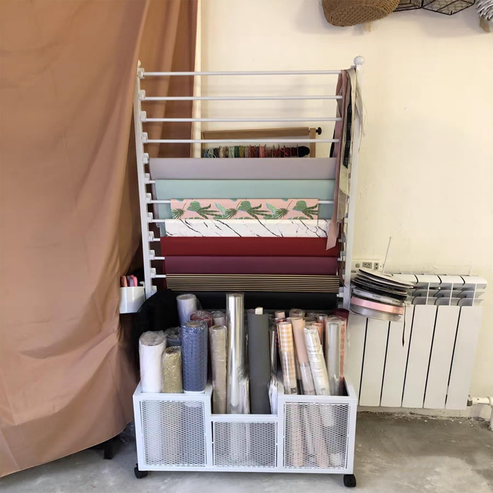 Organizador de cinta de metal para manualidades con soporte de exhibición de bufandas móvil, estante grande de papel de regalo para tienda de flores, tienda minorista, rueda universal blanca (80 x 27