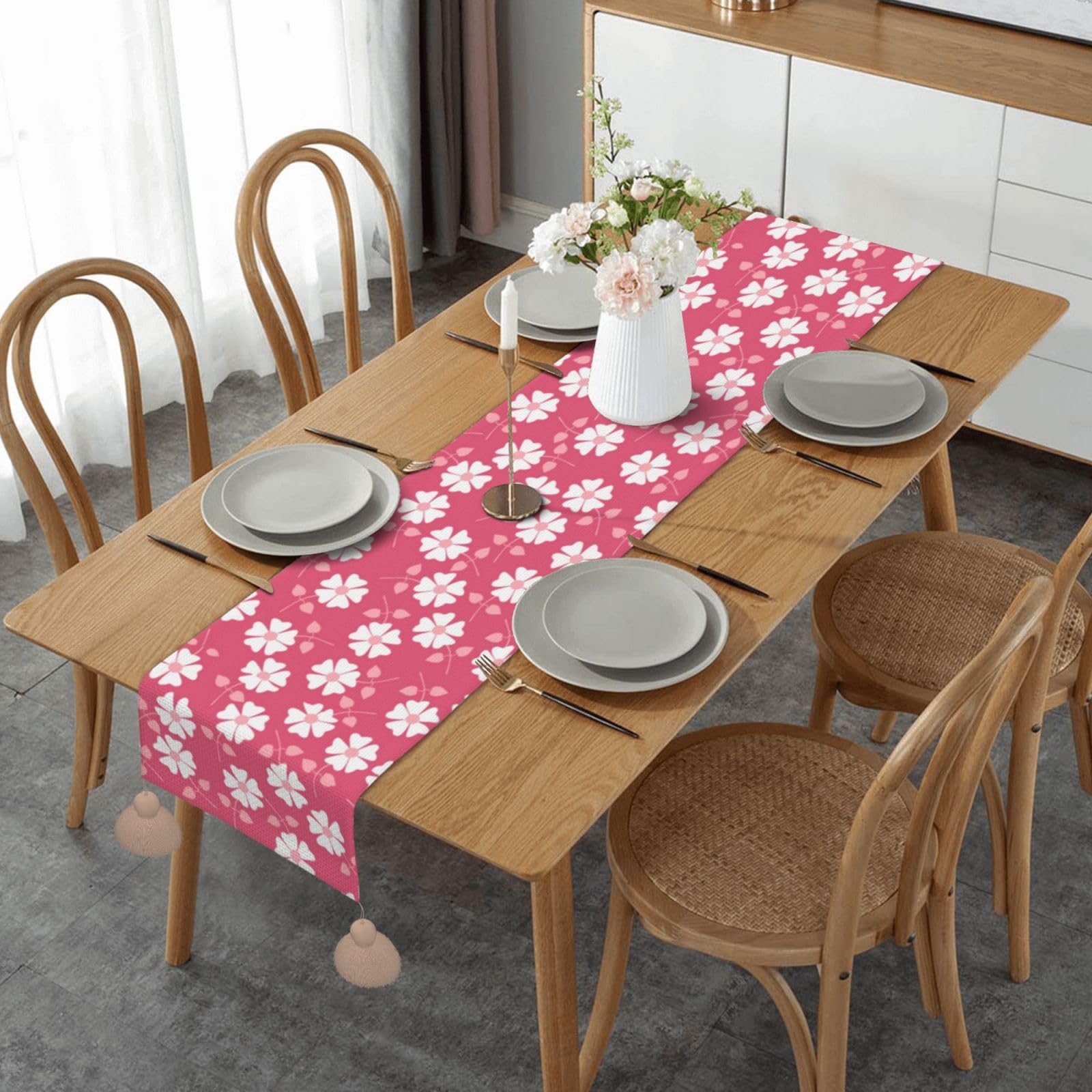 Chemin de table en lin floral pour proteger la table de cuisine avec une touche rose