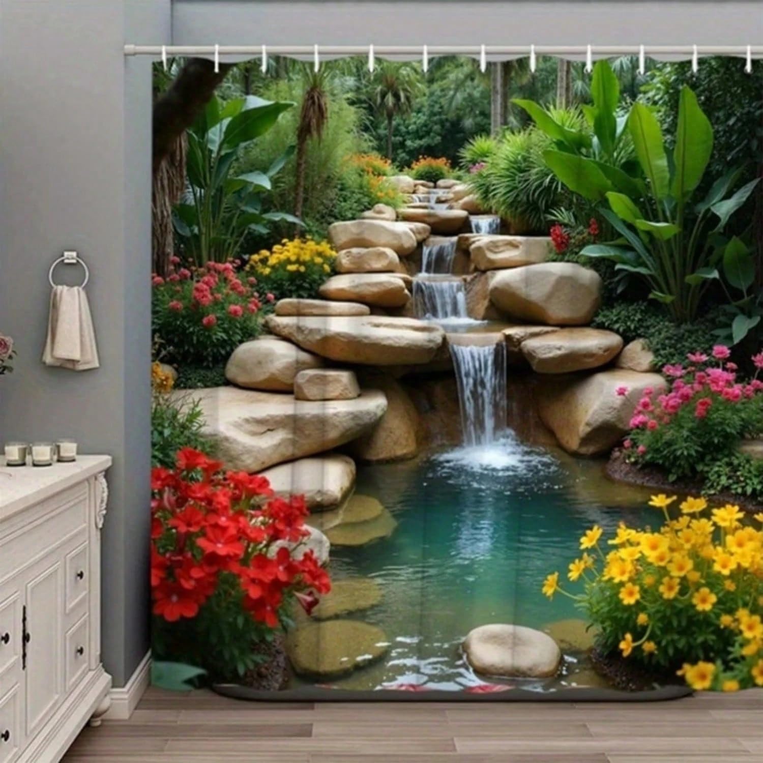 Rideau de douche fleurs colorées et cascade pour une décoration de salle de bain