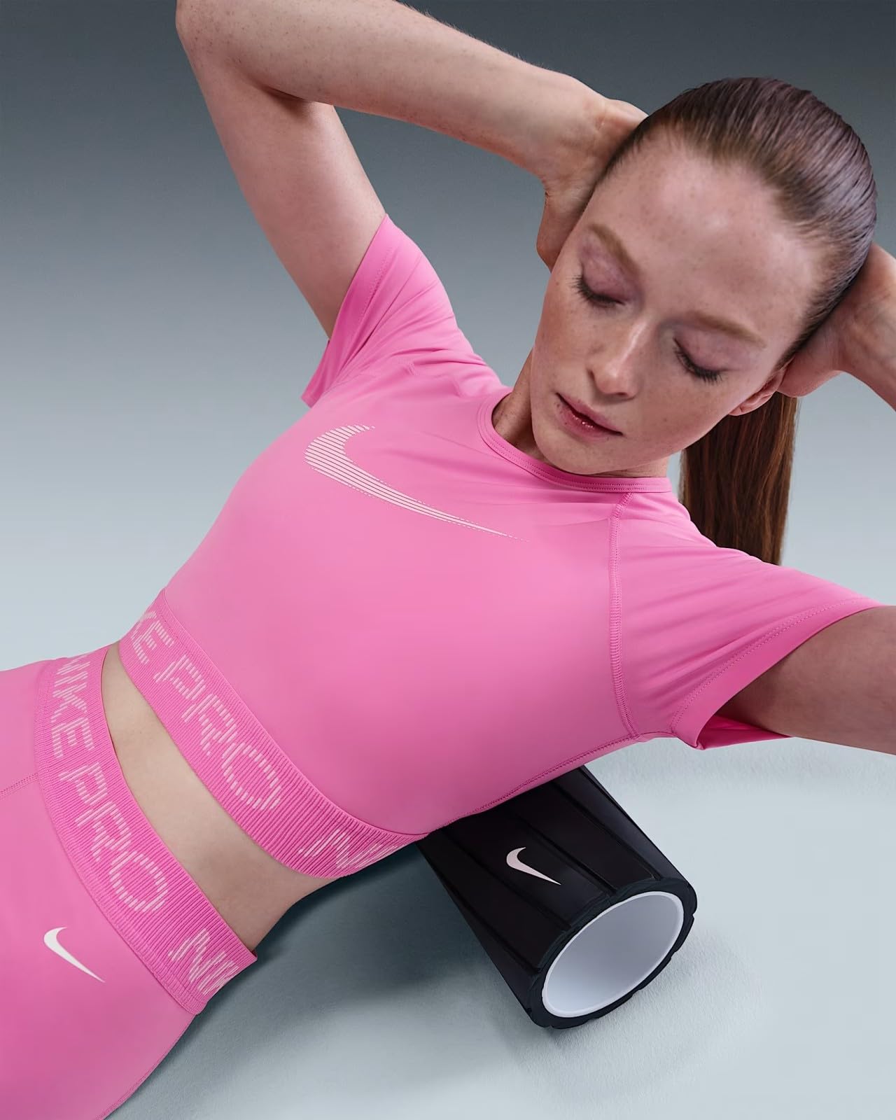 Nike Pro Dri-FIT kürzer geschnittenes Kurzarmshirt mit Grafik für Damen, HV3673
