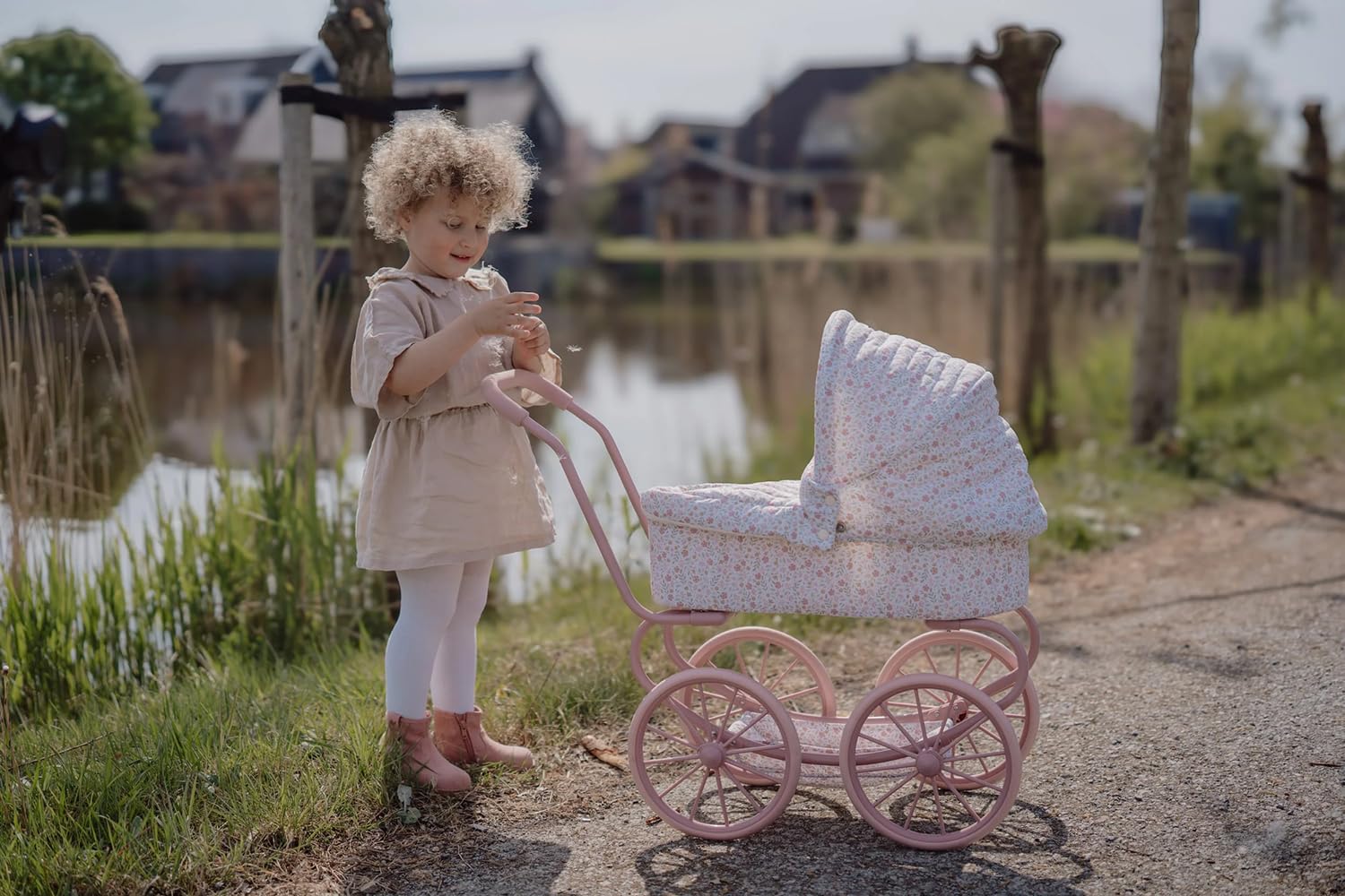 Little Dutch Puppenwagen aus Metall mit großen Rädern, Sonnenverdeck und Aufbewahrungskorb für Puppen Babypuppen bis 46 cm - Soft Flowers Weiß/Rosa