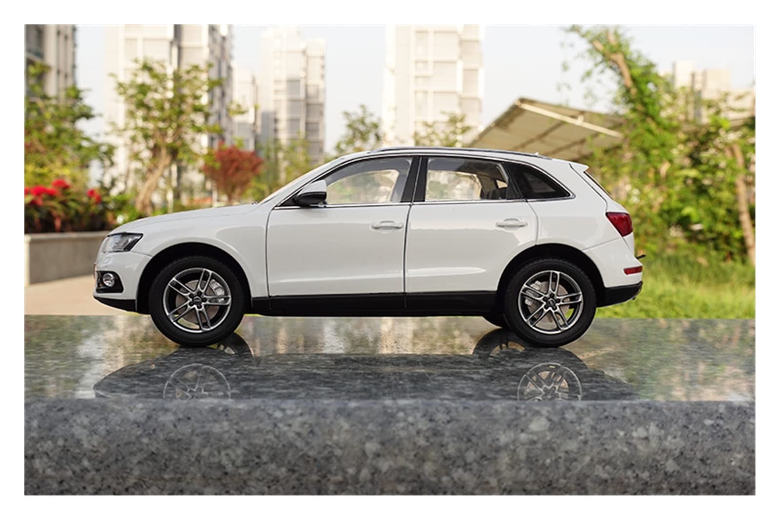 Amazon | ミニカー スケールモデルカー 1:18アウディQ5 SUV