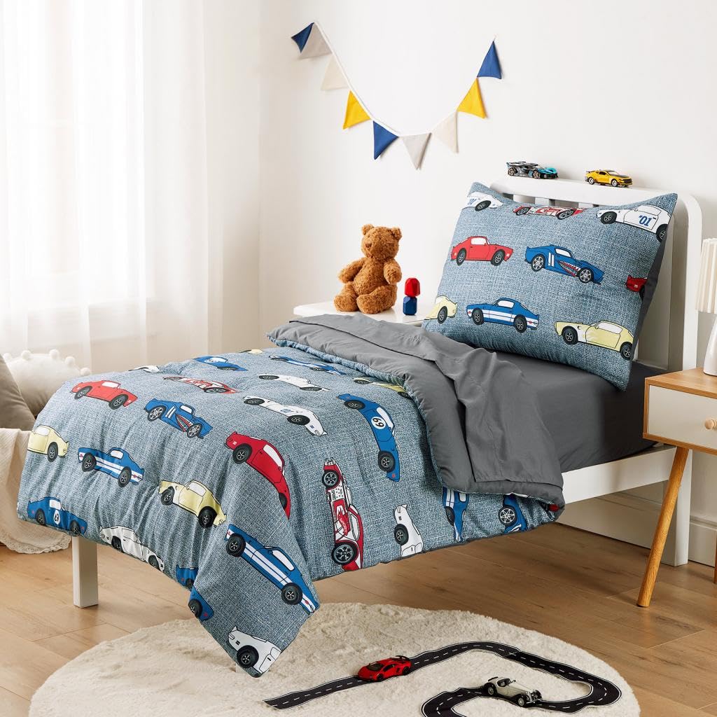 Wake In Cloud - Juego de ropa de cama para niños pequeños, juego de cama suave de 4 piezas para cuna que incluye edredón, sábana bajera, sábana encimera y funda de almohada, coches de carreras