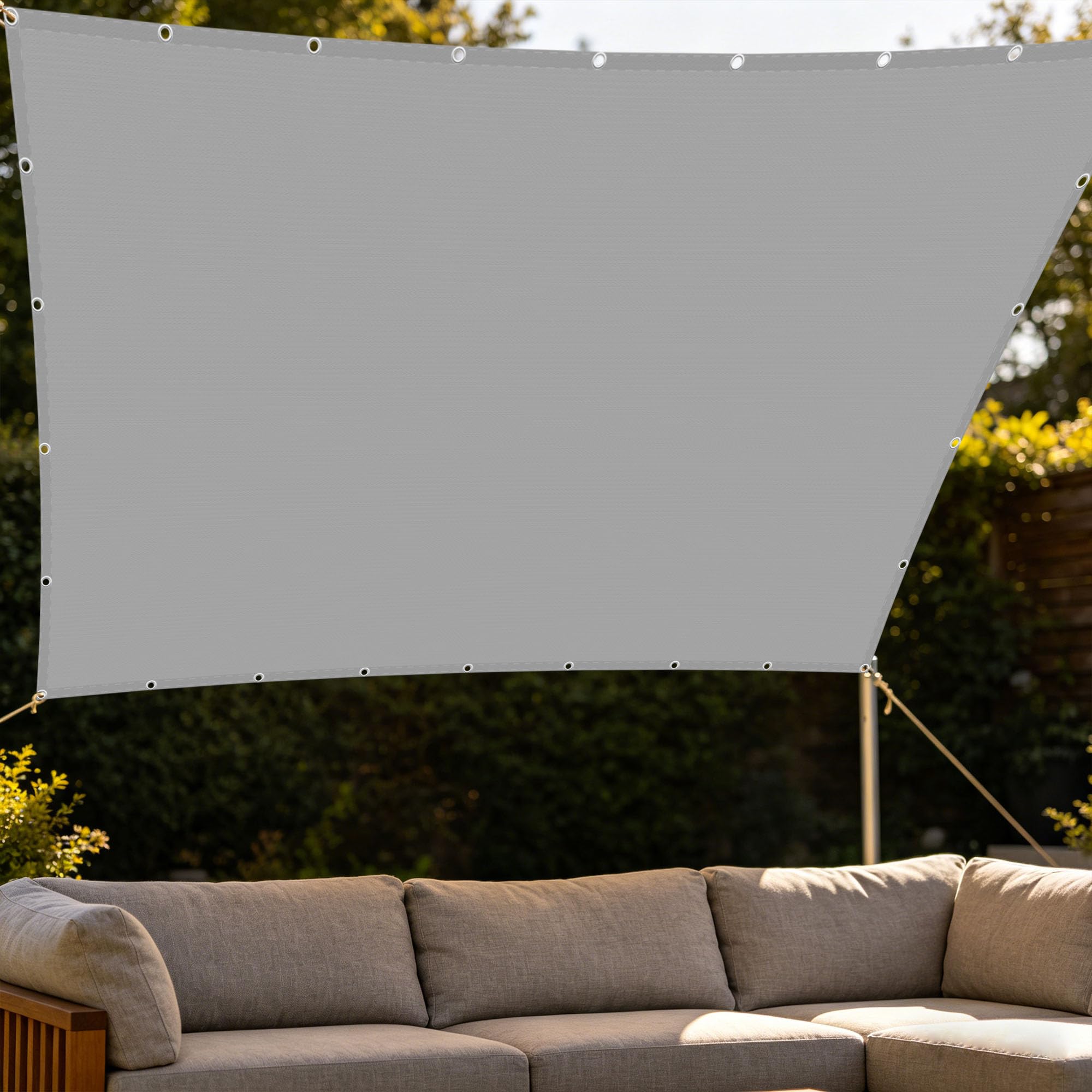 Voiles d'ombrage pour terrasse et balcon créant un coin de fraîcheur design