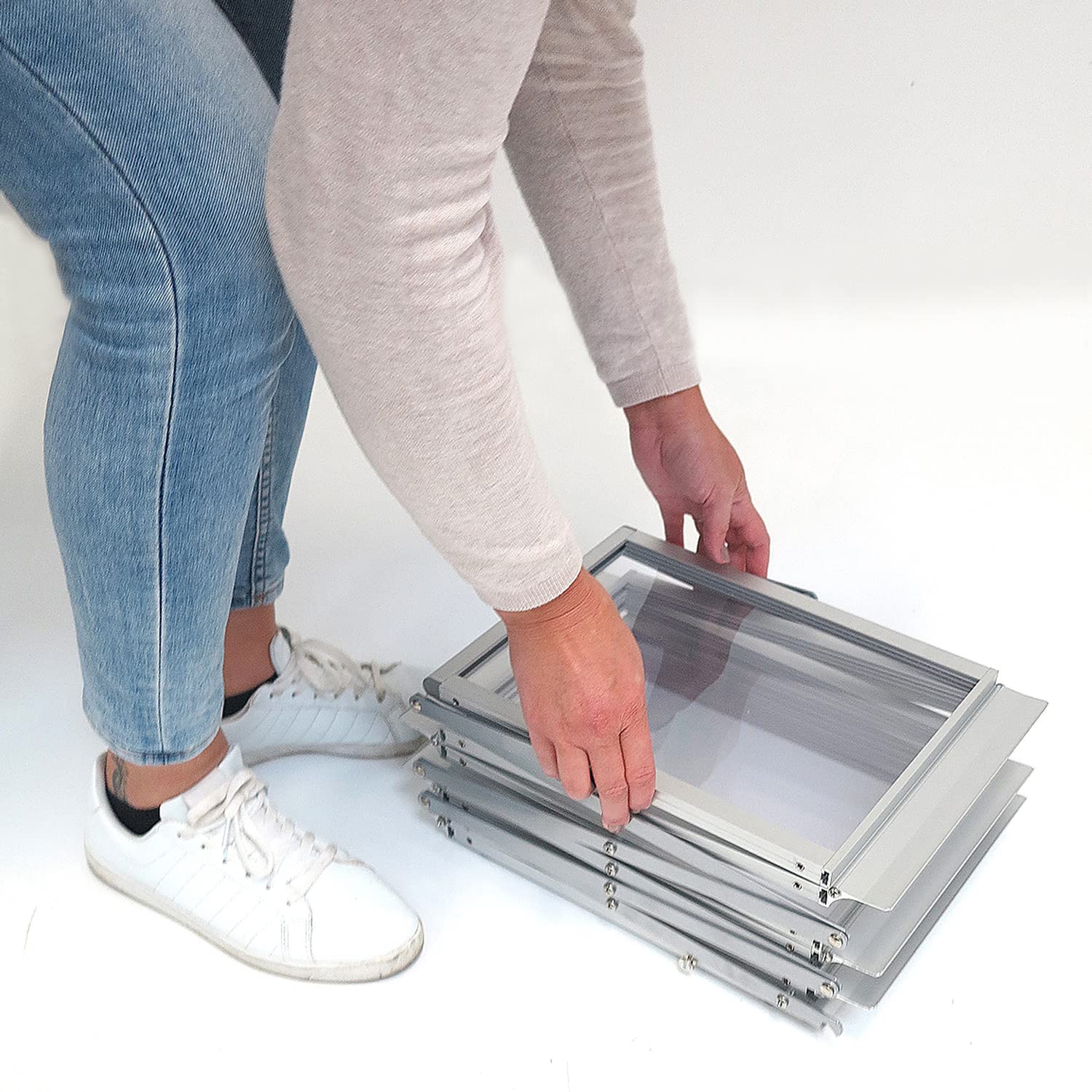 DisplayLager - Prospektständer, Faltbar Inkl. Tragekoffer aus Alu. Bodenprospektständer Hochformat Falt-Prospektständer (Silber, A4)