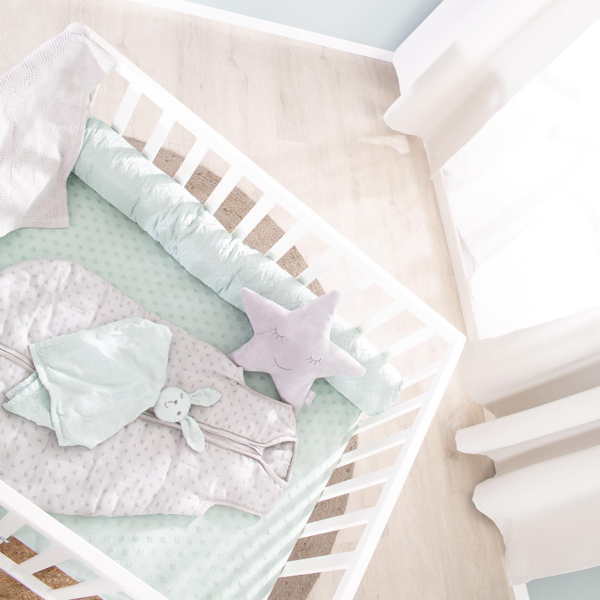 roba Parc Bébé en Bois Massif Bio 75 x 100 + Tapis de Parc Lil Planet Vert Givré - Certifié OEKO-TEX et GOTS - Base Ajustable en Hauteur - Design Rétro - Laqué Blanc