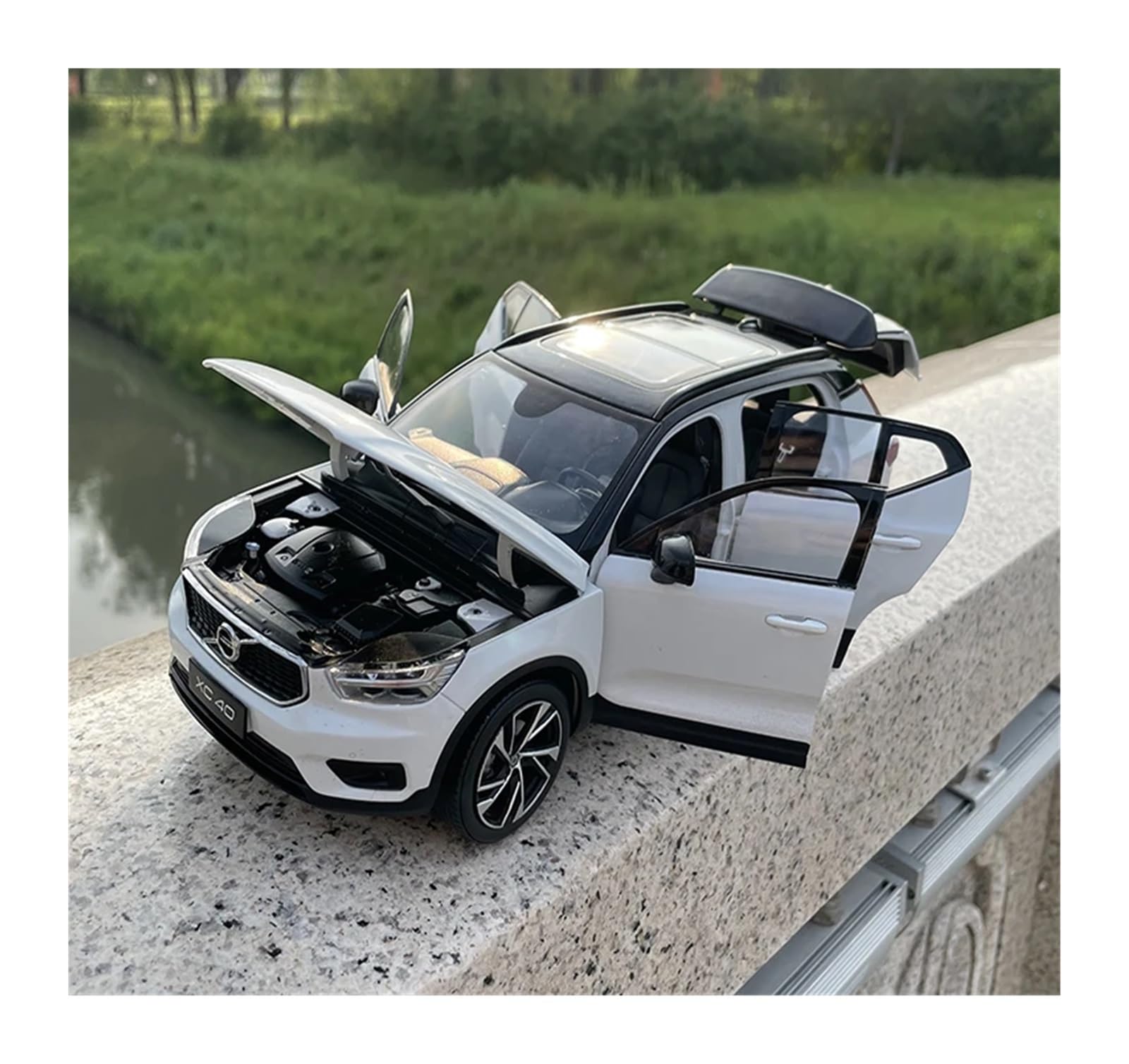 Amazon.co.jp: ミニカーモデル 1:18 ボルボ 2023 XC40 SUV ダイ