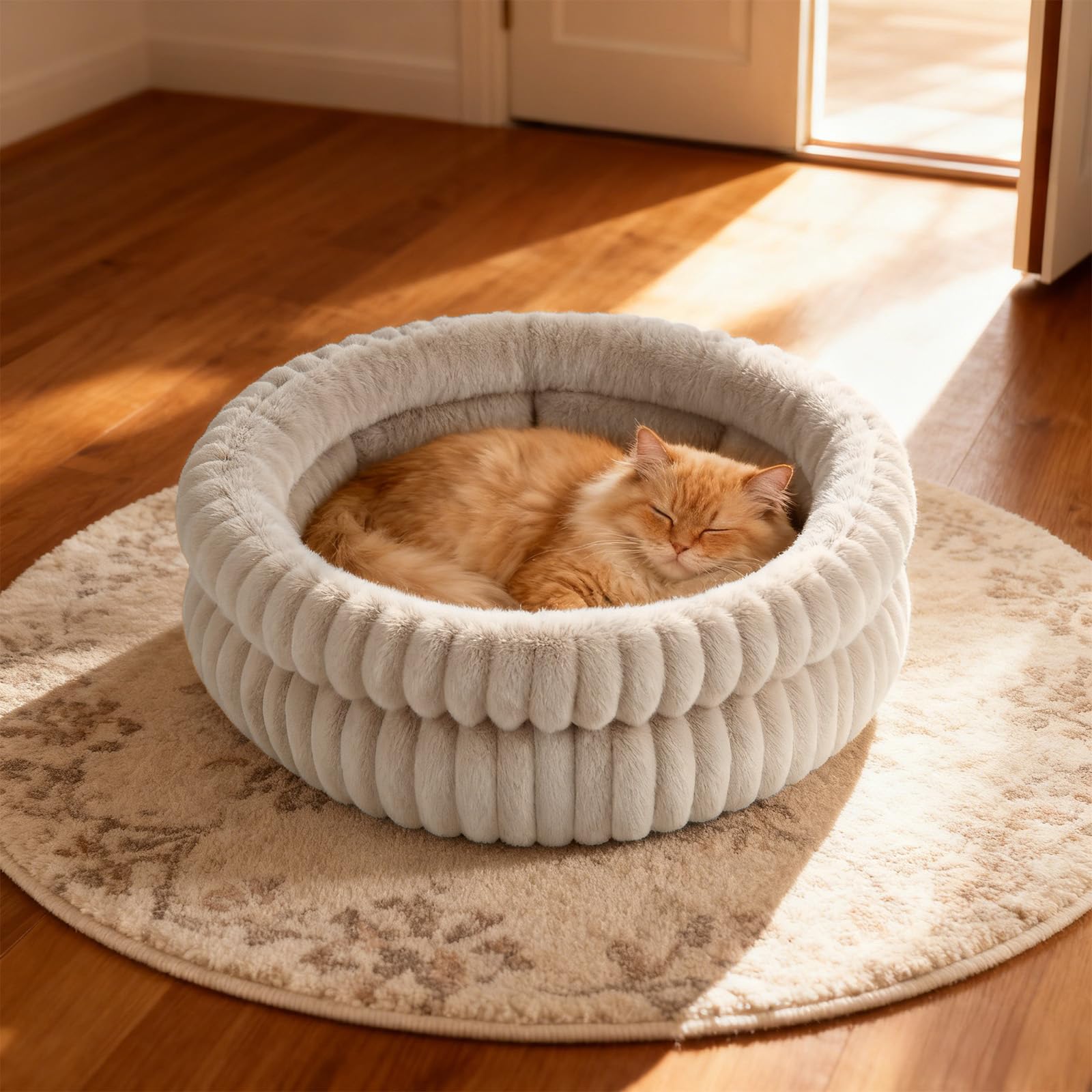 EDMIENS Katzenbett, Waschbar Indoor Katzenbett Flauschig, Rund Katzenkissen, zweiseitig Innenkissen Katzen Bettchen, Katzenkörbchen mit Rutschfester Basis fur Katzen, kleine Hunde (51x51x20cm, Braun)