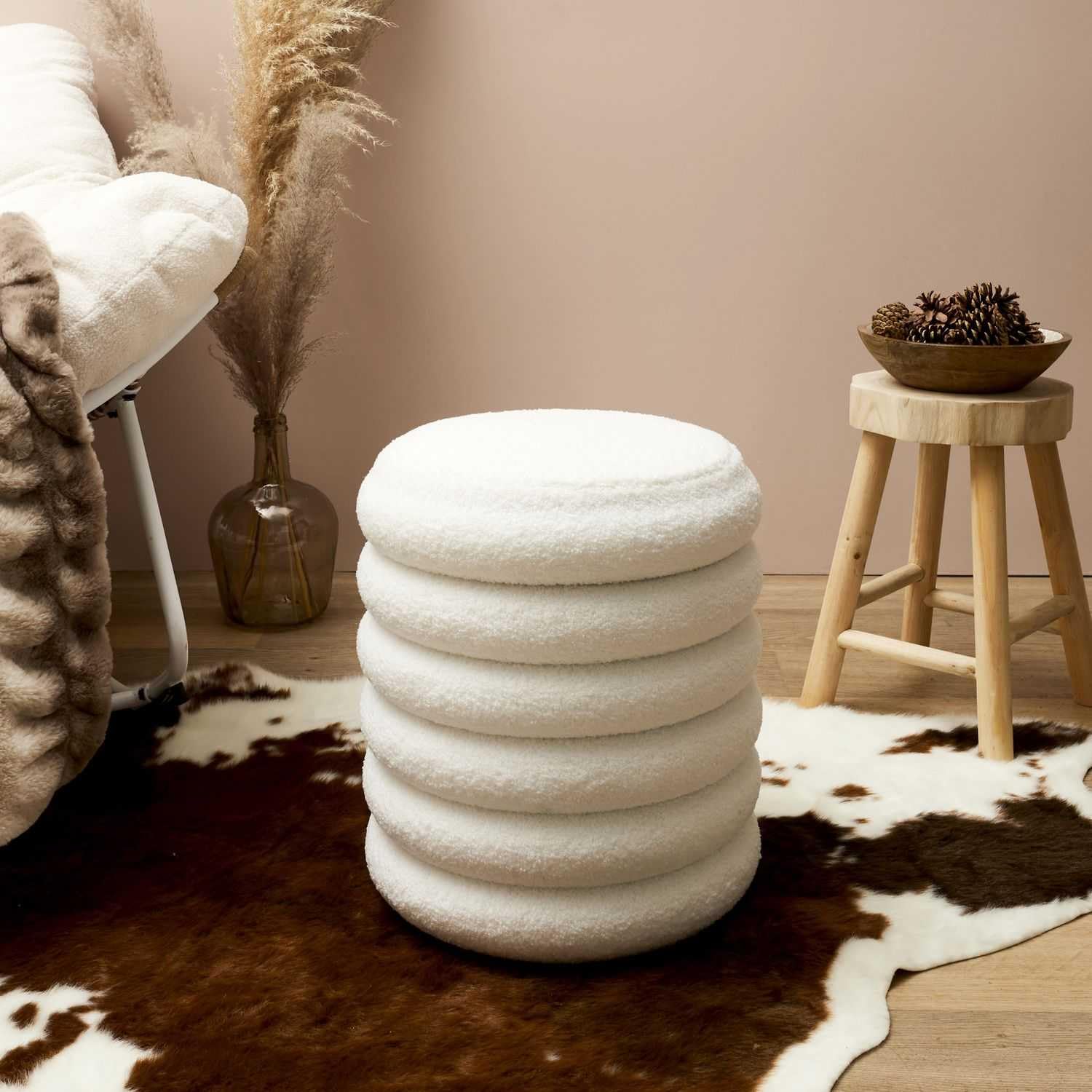HOME DECO FACTORY Pouf de Rangement Bouclette Freya Assise et Coffre Blanc | Bois MDF et bouclette, pouf de rangement Freya, assise et coffre, salon ou chambre, 37x37x43,5 cm, blanc