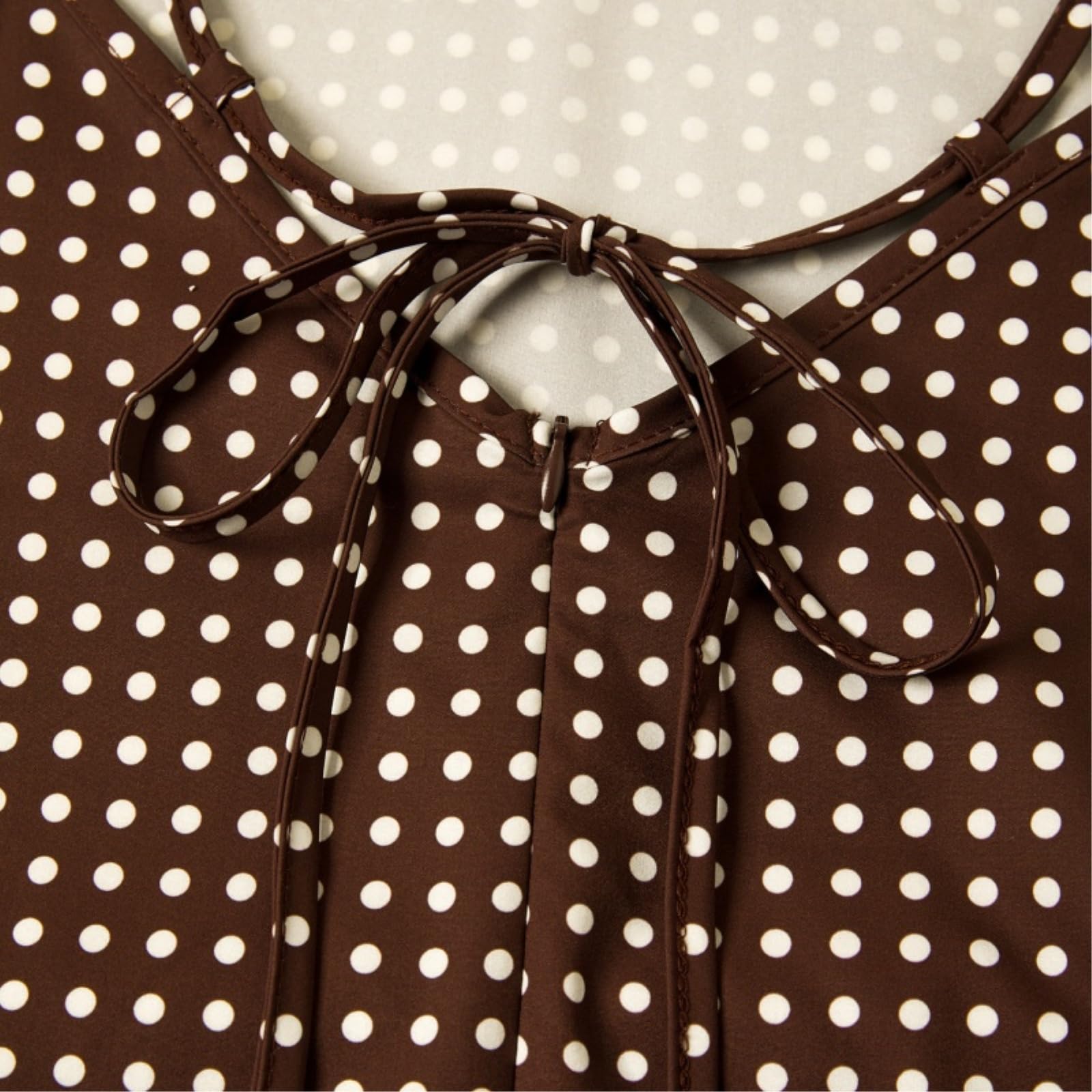 Vestito Abito Midi Marrone A Pois con Spalline, Scollo A V, Cintura in Vita, Senza Maniche E con Schiena Scoperta.