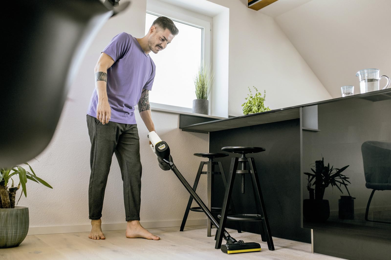 Kärcher Odkurzacz akumulatorowy VC 4 Cordless myHome, 2 poziomy ssania, czas pracy: do 30 min, waga: 2,3 kg, akumulator, ładowarka, uchwyt ścienny, ssawka do podłóg i szczelin, szczotka do kurzu
