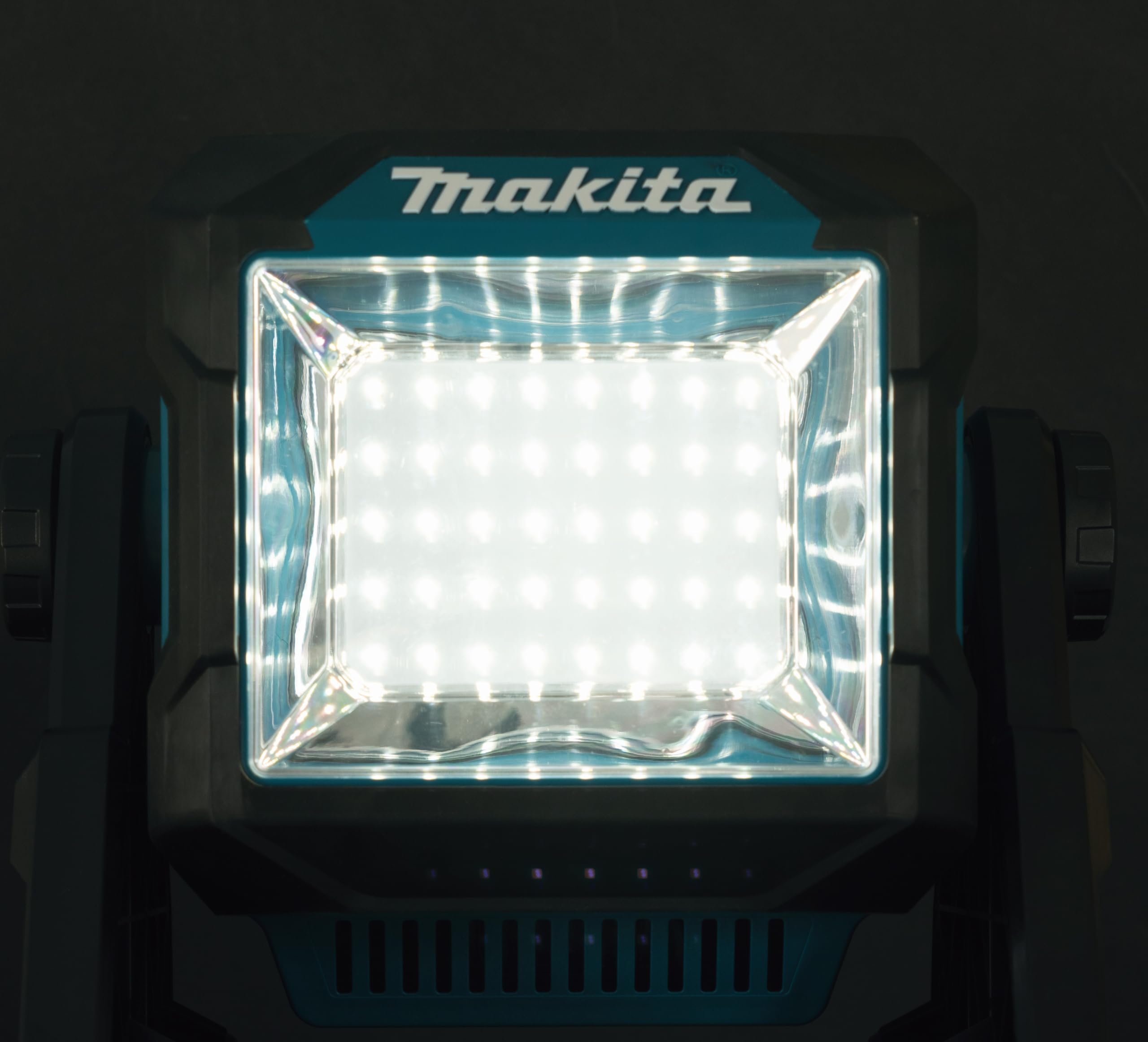 Makita ML005G 40V Max Li-on XGT Luz de trabajo inalámbrica - Baterías y cargador no incluidos