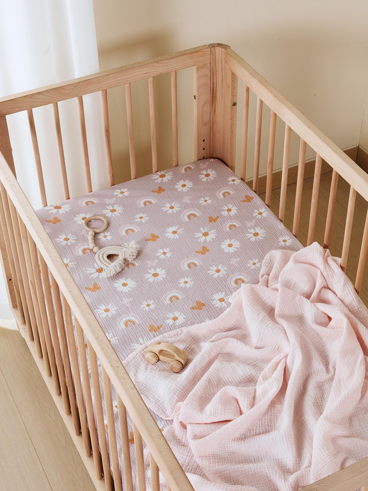 TILLYOU Mussola - Set di 2 lenzuoli con angoli elasticizzati per lettino, 60 x 120 cm, 100% cotone, motivo: farfalla rosa