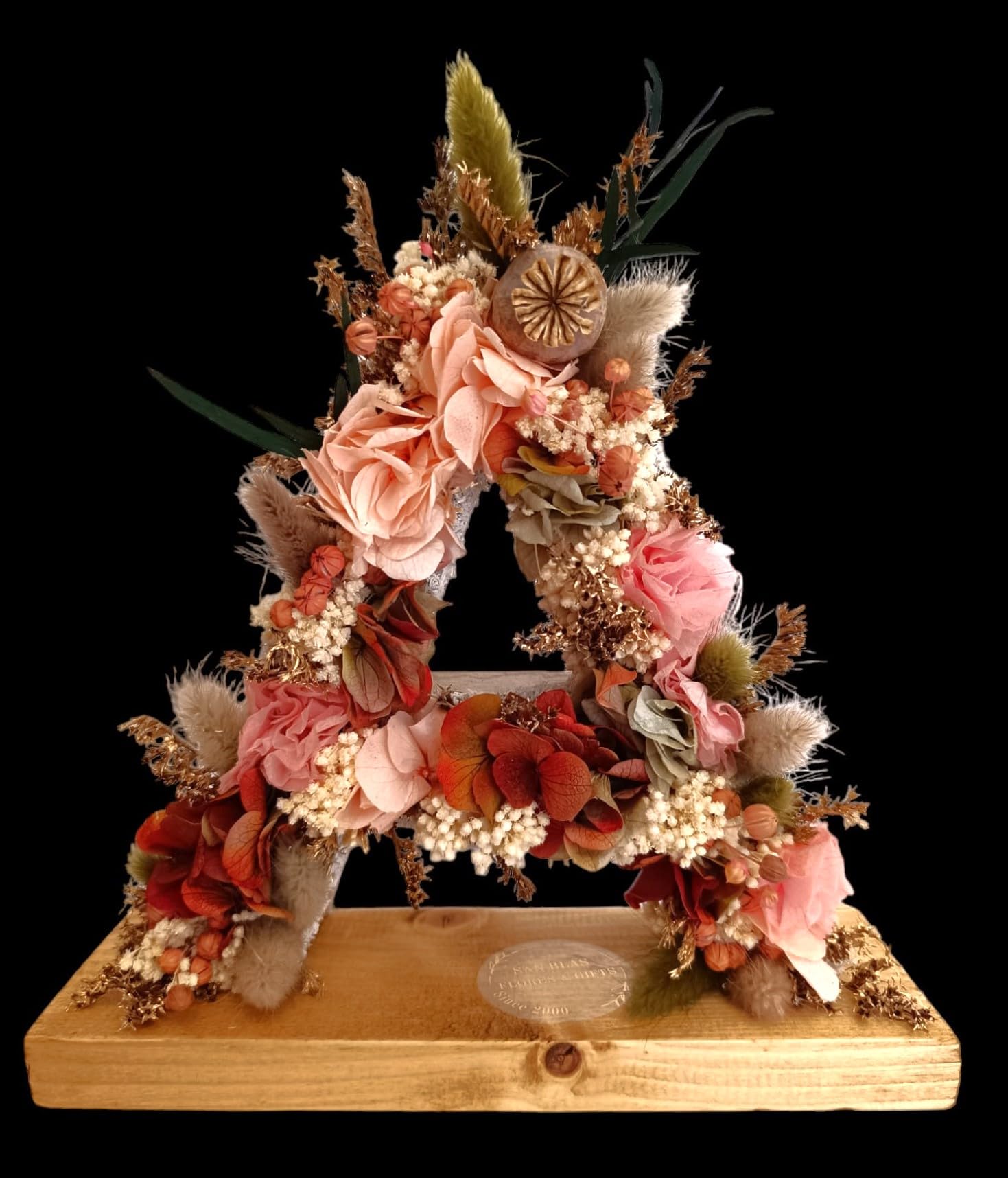 Letra de Flores Preservadas Naturales en Tonos Suaves y Toques Dorados. Todo ABCedario. con peana de Madera. Originalidad y Calidad para Todas Ocasiones y decoración. (tonos suaves-dorado, LETRA V)