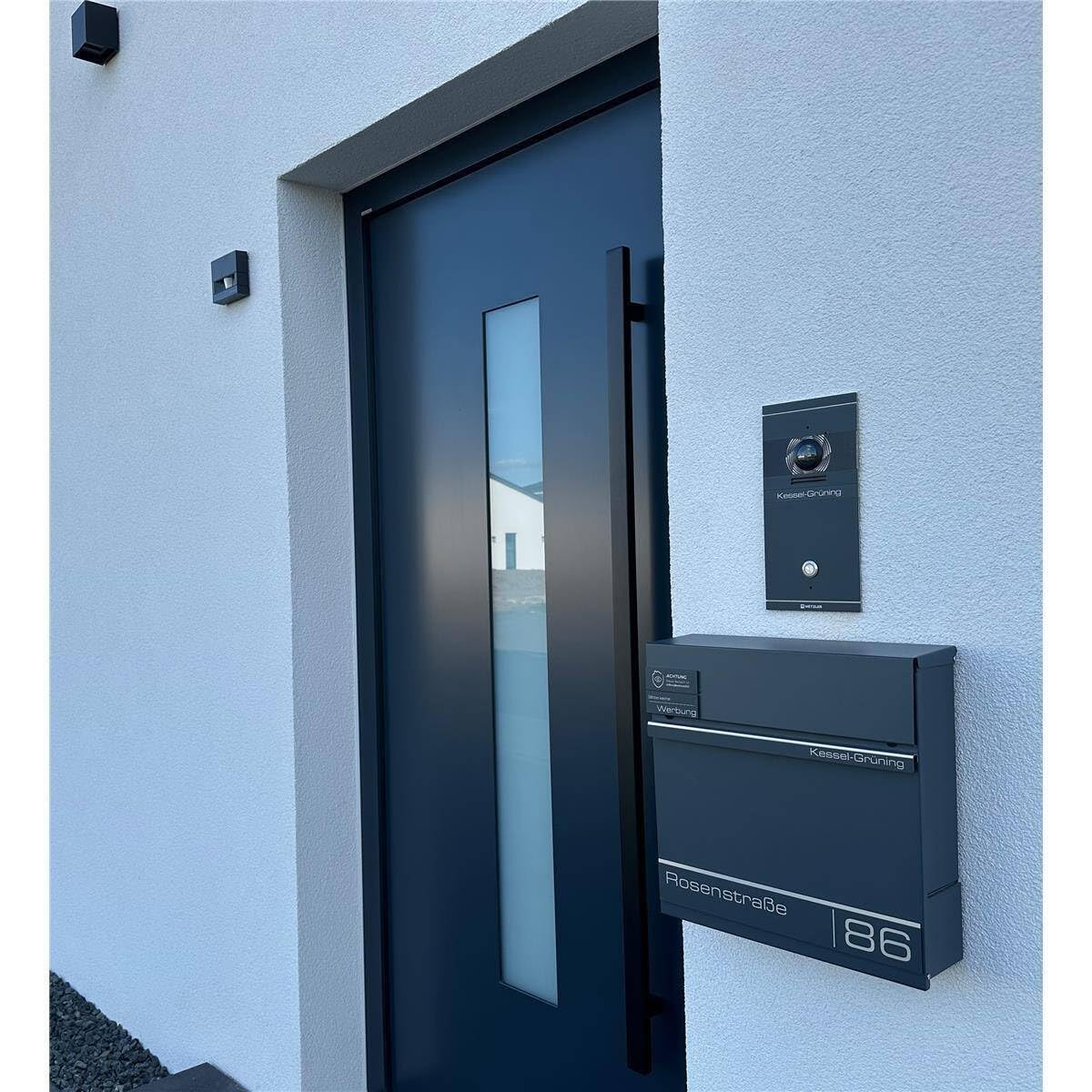 Metzler Briefkasten Personalisierbar Anthrazit RAL 7016 - mit Zeitungsfach - Wandbriefkasten mit Edelstahl Namensschild und Hausnummer Lesergravur - UV-beständig und Rostfrei (Mit Gravur) - Herrmann