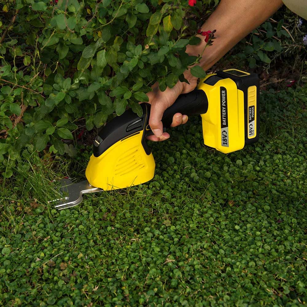 Kärcher GSH 18-20 akumulatorowe nożyce 2 w 1 (w tym ostrze do krzewów 20 cm i ostrze do trawy 12 cm, platforma bateryjna 18 V, waga 2,4 kg)