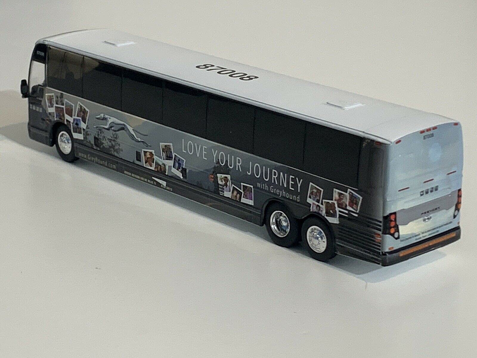 Buses A Escala Greyhound 1:87 Scale Diecast Model Bus By Iconic