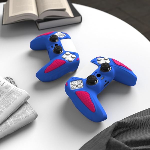 PlayVital Cover Silicone per ps5 Joystick Custodia Controller Skin Antiscivolo Copertura Gomma Protettiva&2 Copri Levette Analogiche, Knight Edizione, Blu Primario&Rosa Brillante - 2