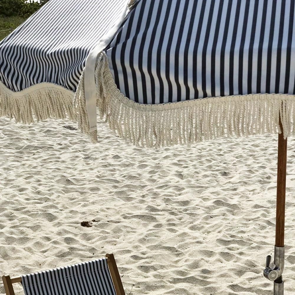 Parasol Ogrodowy z Frędzlami 180 cm Przenośny Parasol Plażowy w Paski, Drewniany Maszt i Regulacja Nachylenia 8 Podpórkami, Bez Podstawy