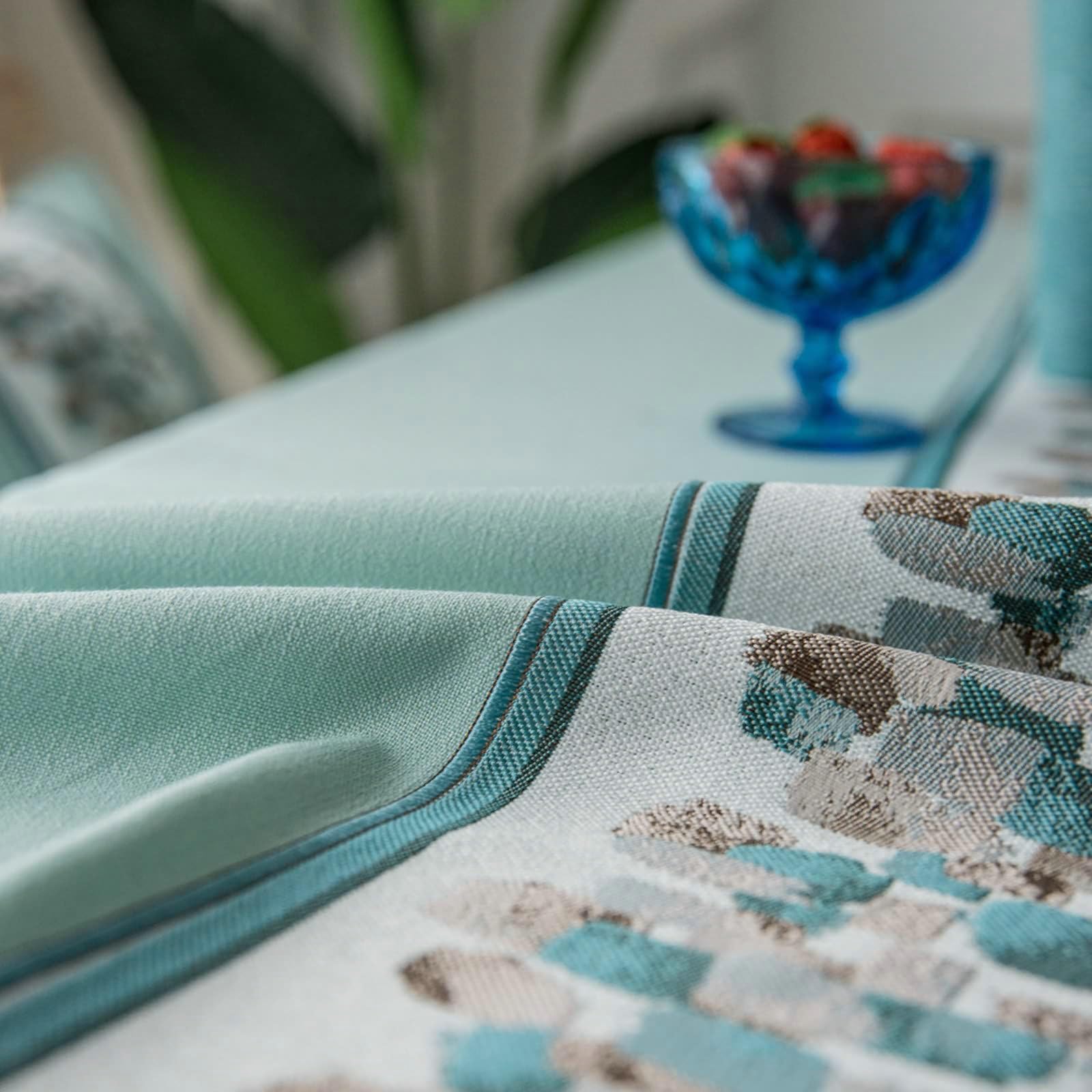 Tischdecke 135x240 Grün, Tischdecke Abwaschbar Antirutsch Rechteckig Polyester Klein Steine Stickerei Tischtuch für Indoor, Outdoor, Essen, Küche