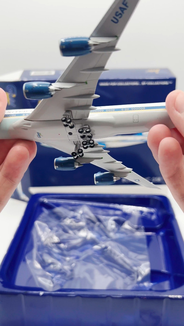 Amazon.com: GeminiJets GJAFO2220 Boeing VC-25B (747-8) Air