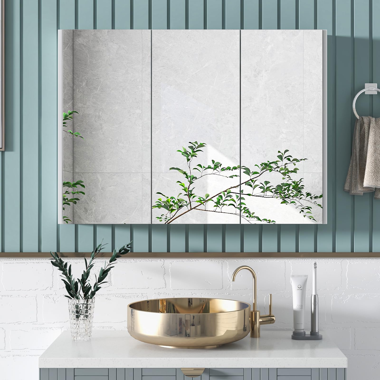 GIANTEX Armoire Murale de Salle de Bain avec 3 Portes à Miroir Complète, Meuble de Rangement en Bois Étagères Réglable, 90 x 11 x 65 cm, Blanc